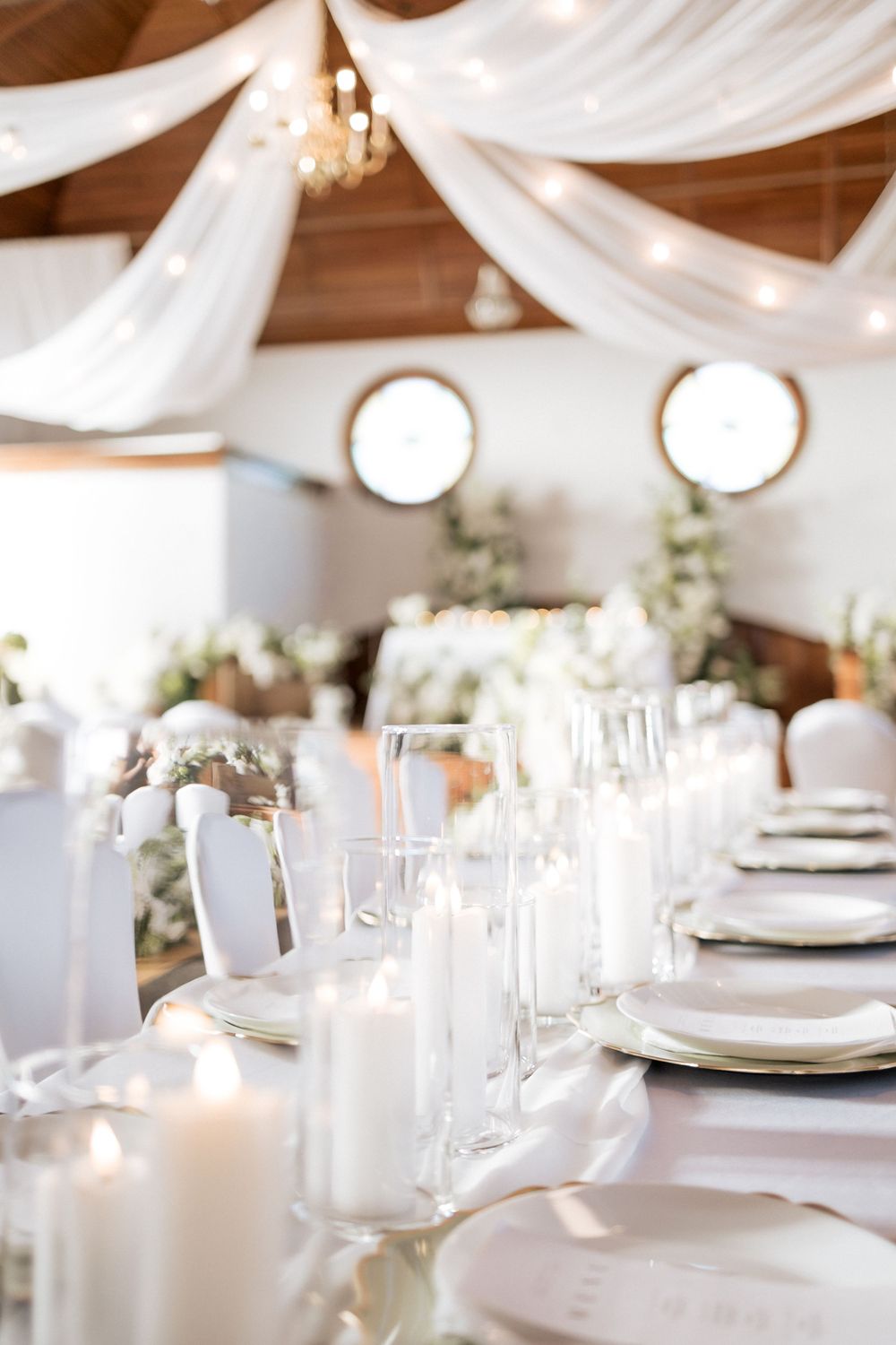 elegant white and green table decor at Mountain Rose Lodge, Purabelleza Design, Seche florals wedding inspiration Moncton wedding photograph