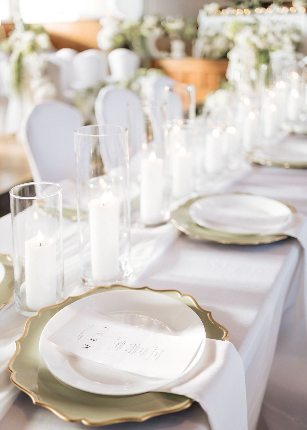 elegant white and green table decor at Mountain Rose Lodge, Purabelleza Design, Seche florals wedding inspiration Moncton wedding photograph
