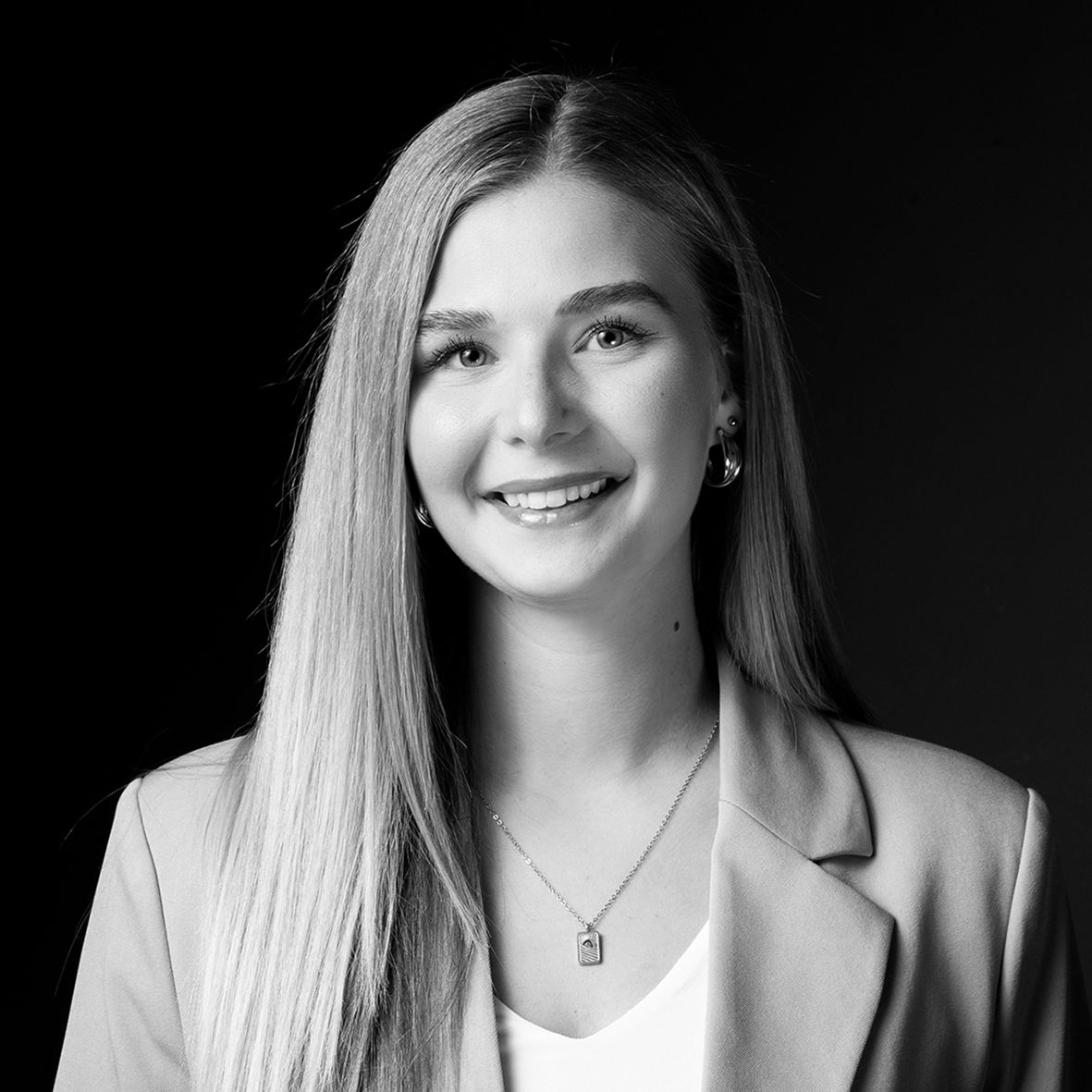 Ein schwarz weiß Bewerbungsfoto fotografiert im Fotostudio in Gelsenkirchen Hassel. Fotostudio für professionelle Bewerbungsfotografie