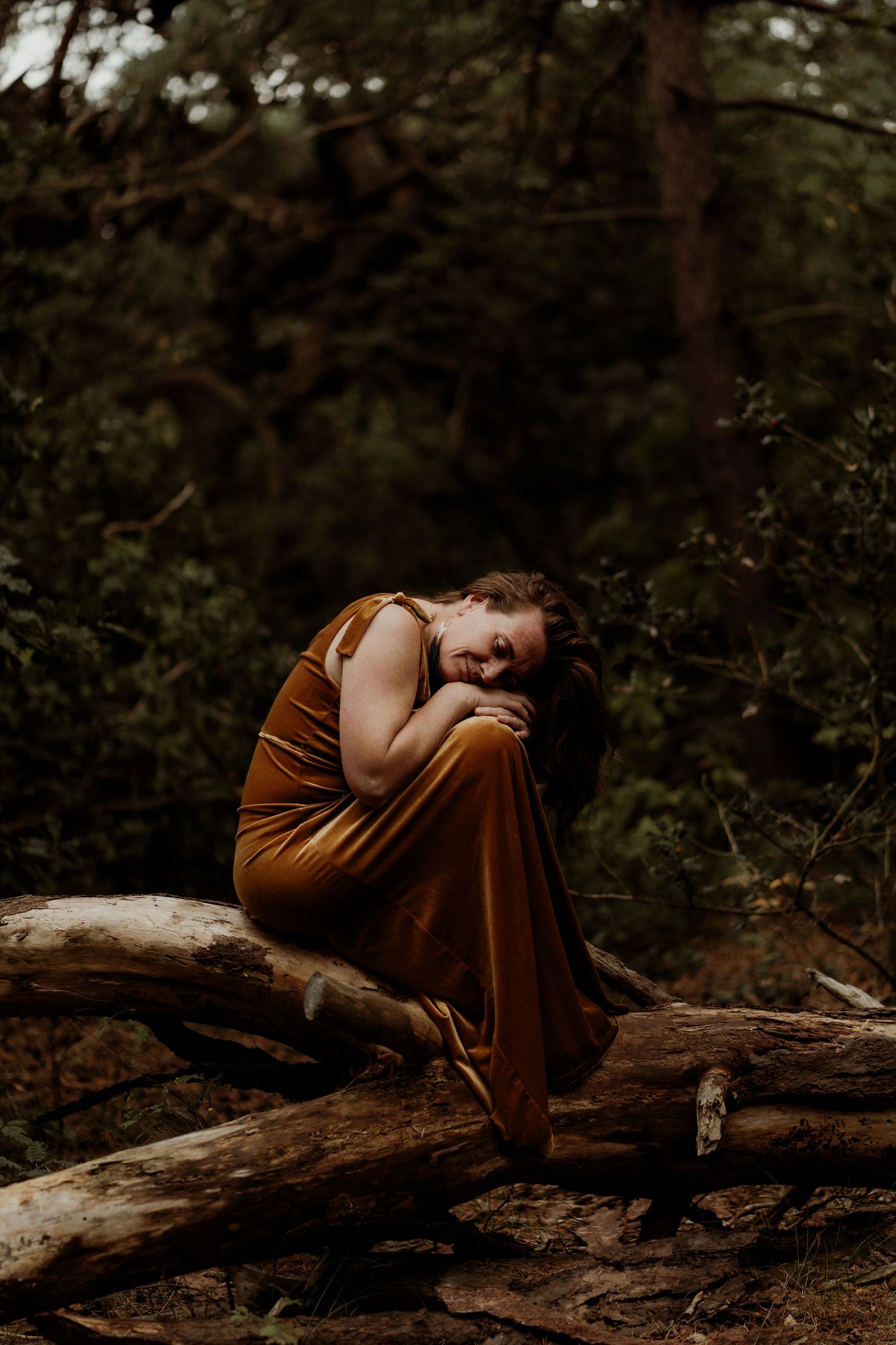 vrouw-fotoshoot-kwetsbaar-boom-bos-nederland