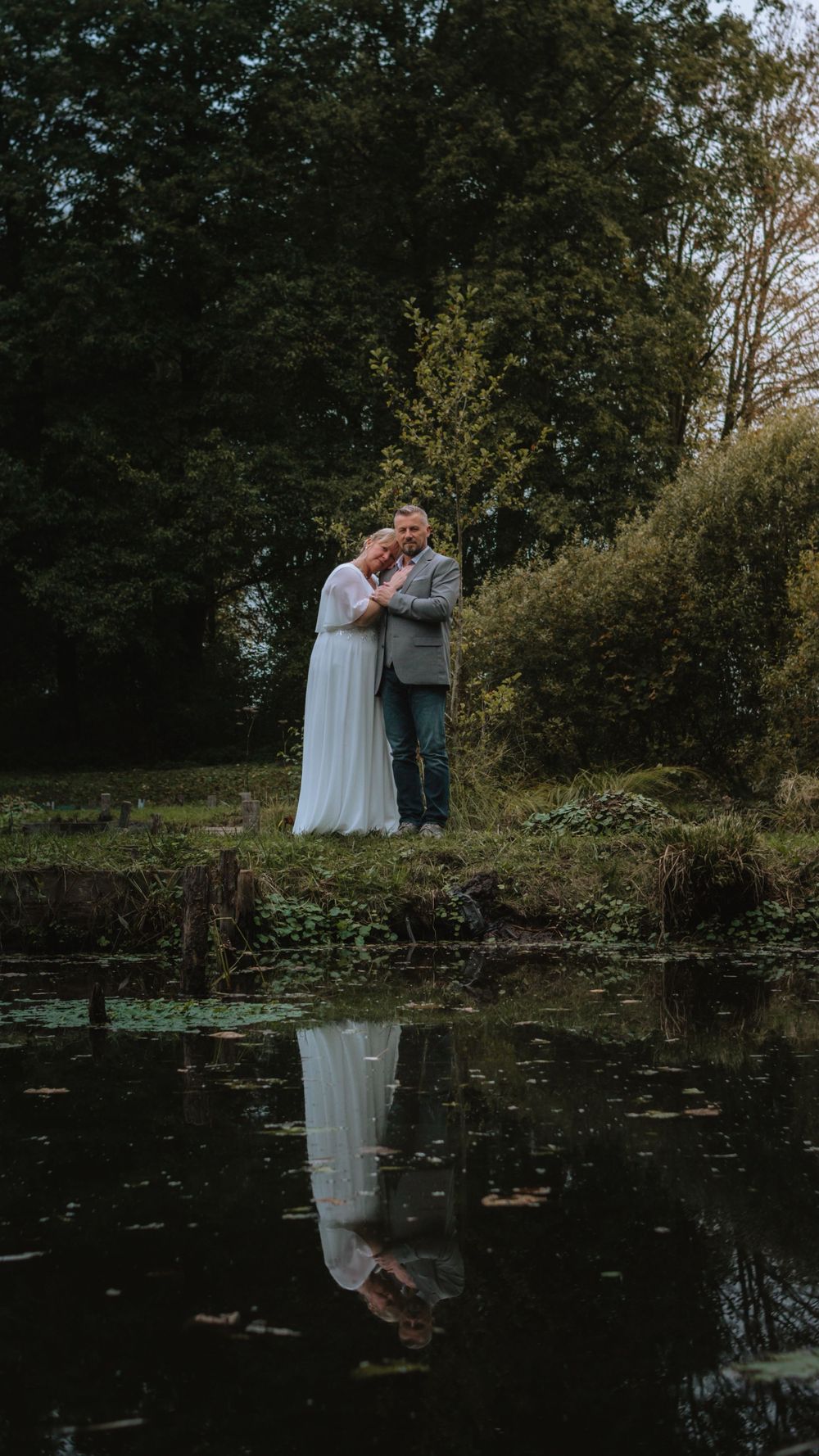 Séance After Day de Sonia et Gaël au bord d'un marais, capturée en extérieur dans une atmosphère romantique et naturelle. La lumière douce d