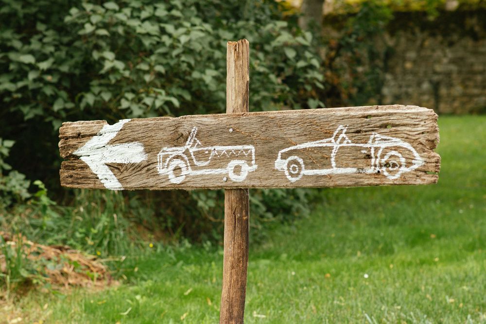Panneau en bois rustique indiquant la direction du mariage à La Ferté-Saint-Aubin en Sologne.