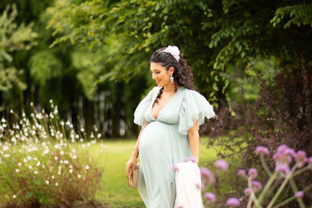 Invitée enceinte en robe fluide dans le jardin d’un mariage à La Ferté-Saint-Aubin en Sologne.