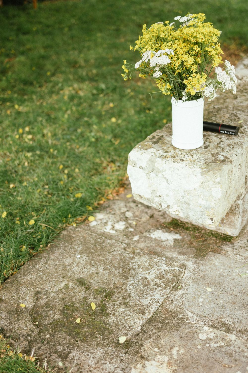 Bouquet champêtre posé sur une pierre ancienne lors d’un mariage à La Ferté-Saint-Aubin en Sologne.