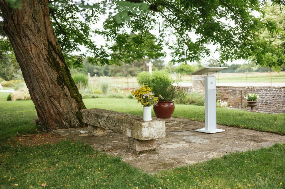 Espace de cérémonie laïque sous un arbre pour un mariage à La Ferté-Saint-Aubin en Sologne.