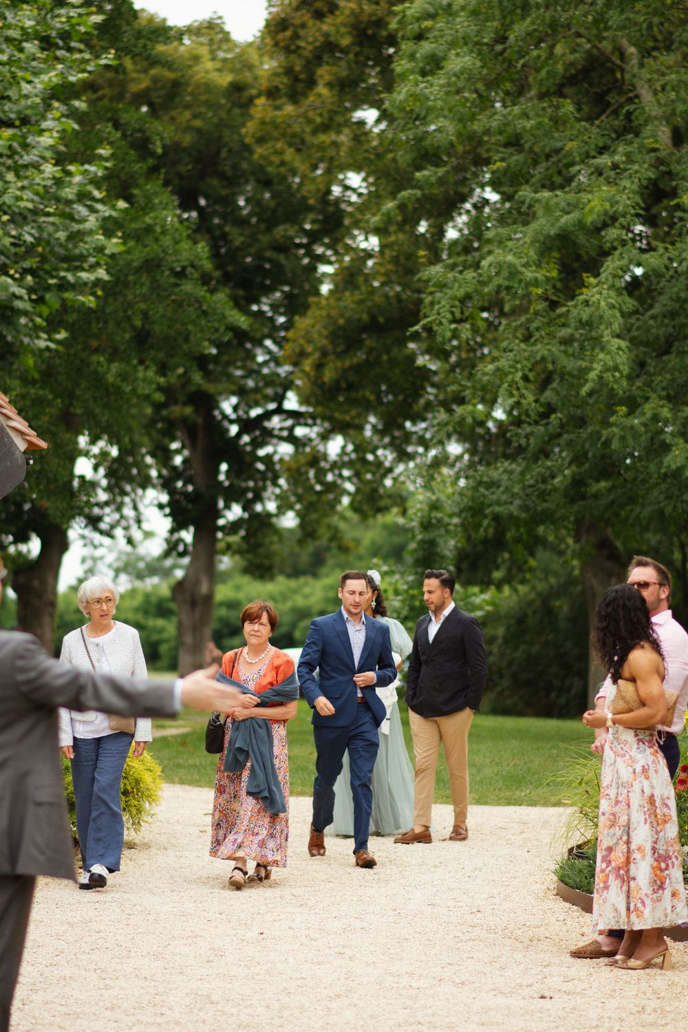 Arrivée des invités dans une allée arborée pour un mariage à La Ferté-Saint-Aubin en Sologne.
