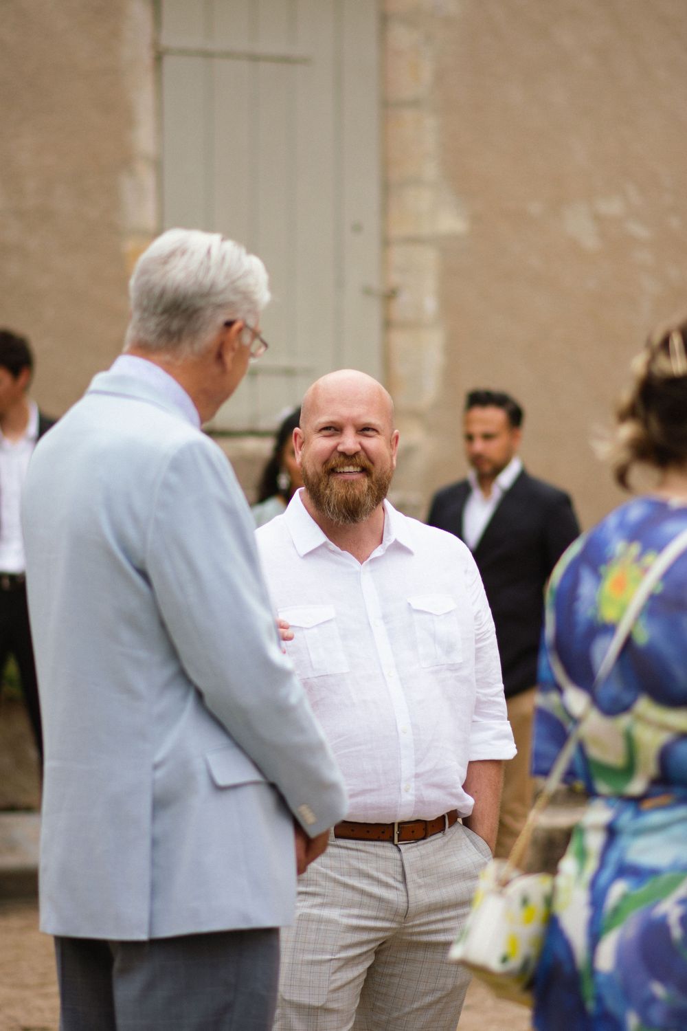 Invités échangeant un moment convivial avant la cérémonie de mariage à La Ferté-Saint-Aubin en Sologne.