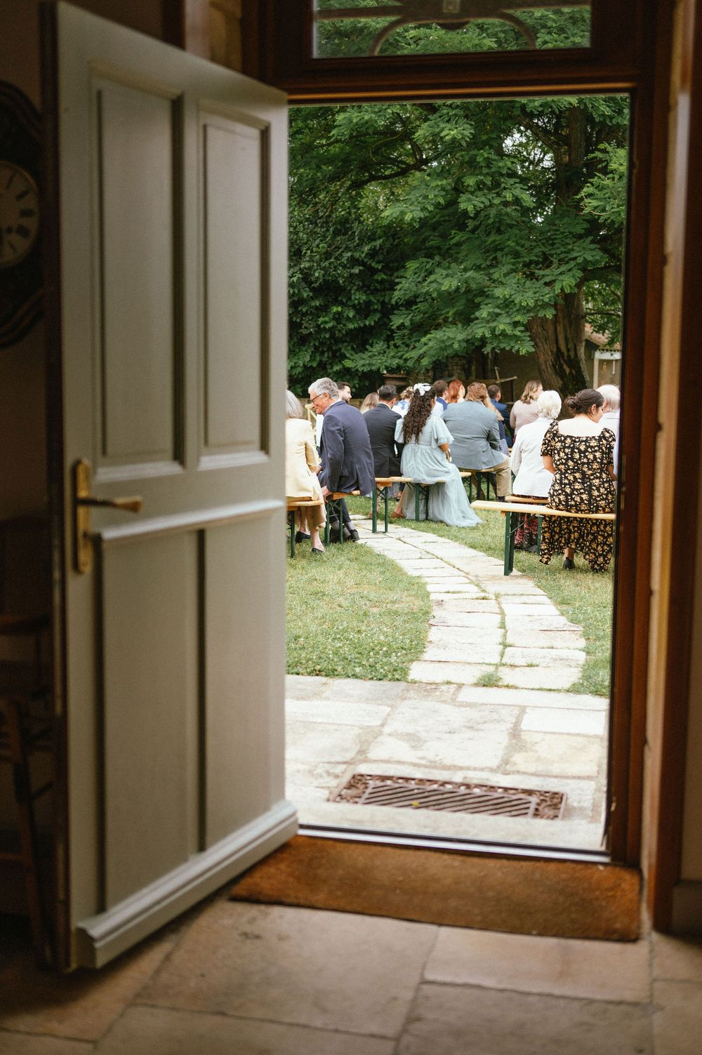Vue depuis l'intérieur d'une maison sur la cérémonie de mariage en extérieur à La Ferté-Saint-Aubin, Sologne.