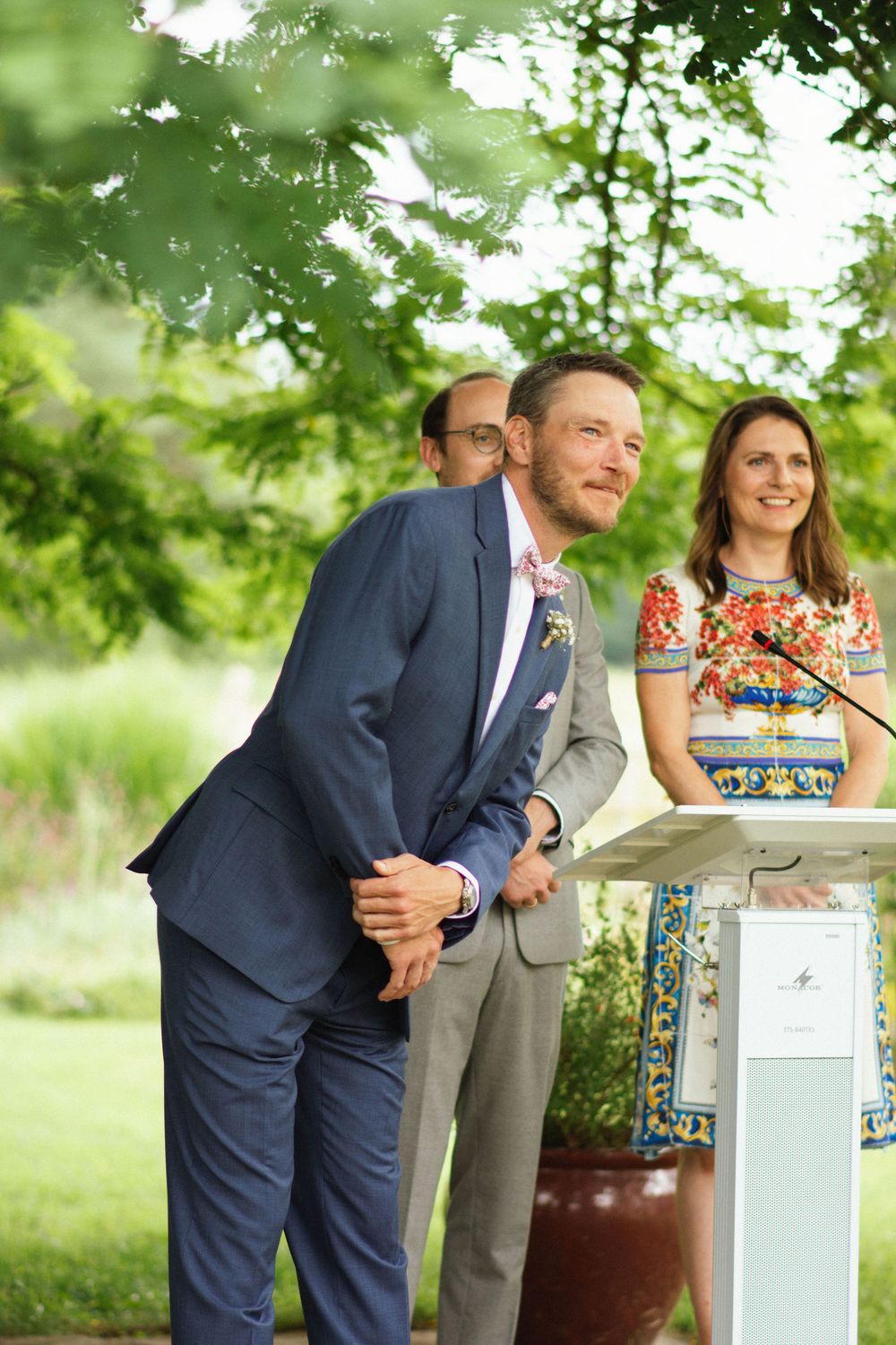 Le marié ému à l’arrivée de sa future épouse lors d’un mariage en plein air à La Ferté-Saint-Aubin.