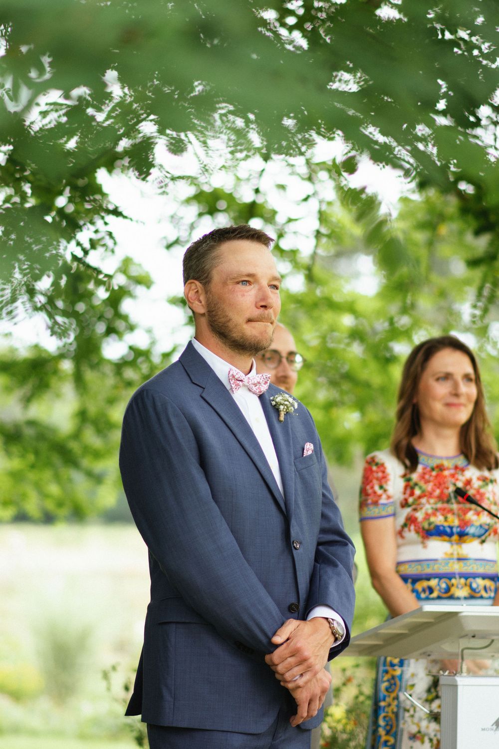 Le marié ému à l’arrivée de sa future épouse lors d’un mariage en plein air à La Ferté-Saint-Aubin.