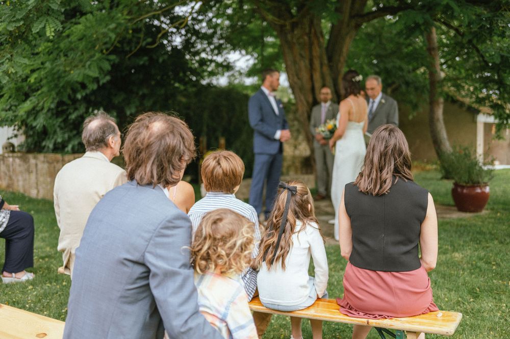 Le marié et les invités écoutant un discours émouvant lors d'une cérémonie laïque à La Ferté-Saint-Aubin.