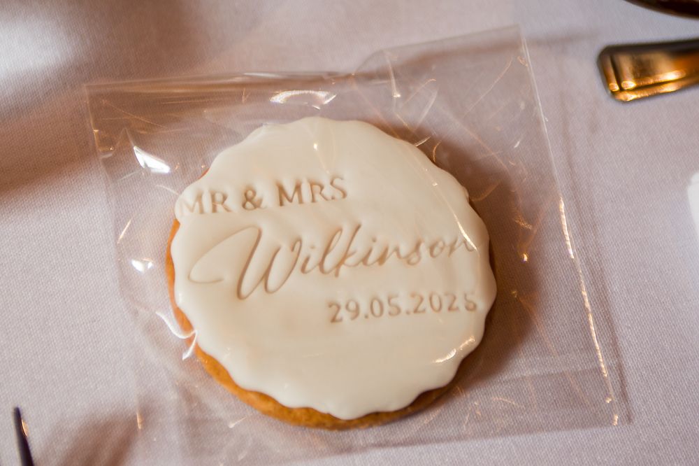 Personalized wedding cookie favor for Mr & Mrs Williams dated 22.05.2022 in clear packaging.