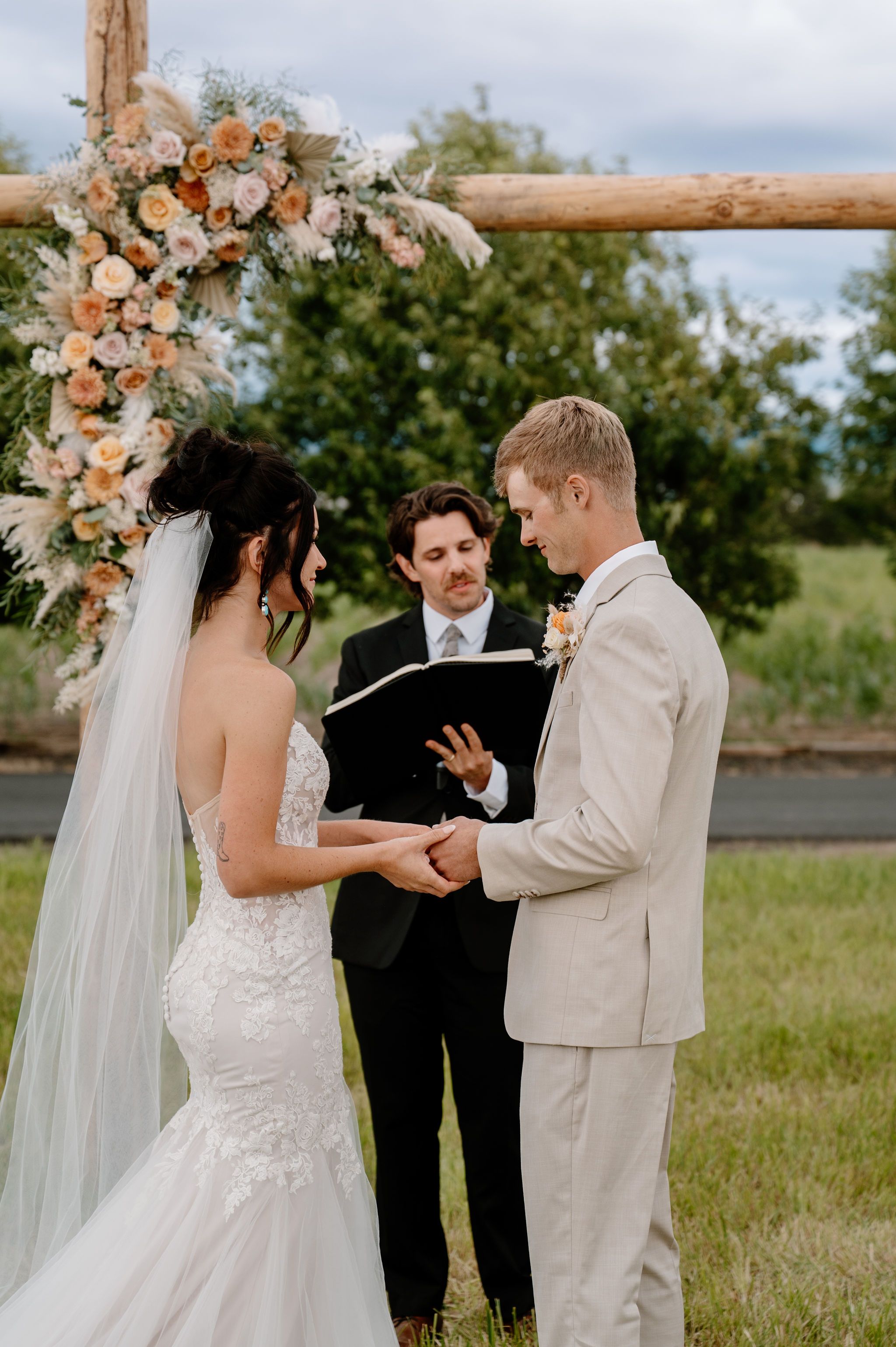 Elegant Western wedding ceremony in Oregon