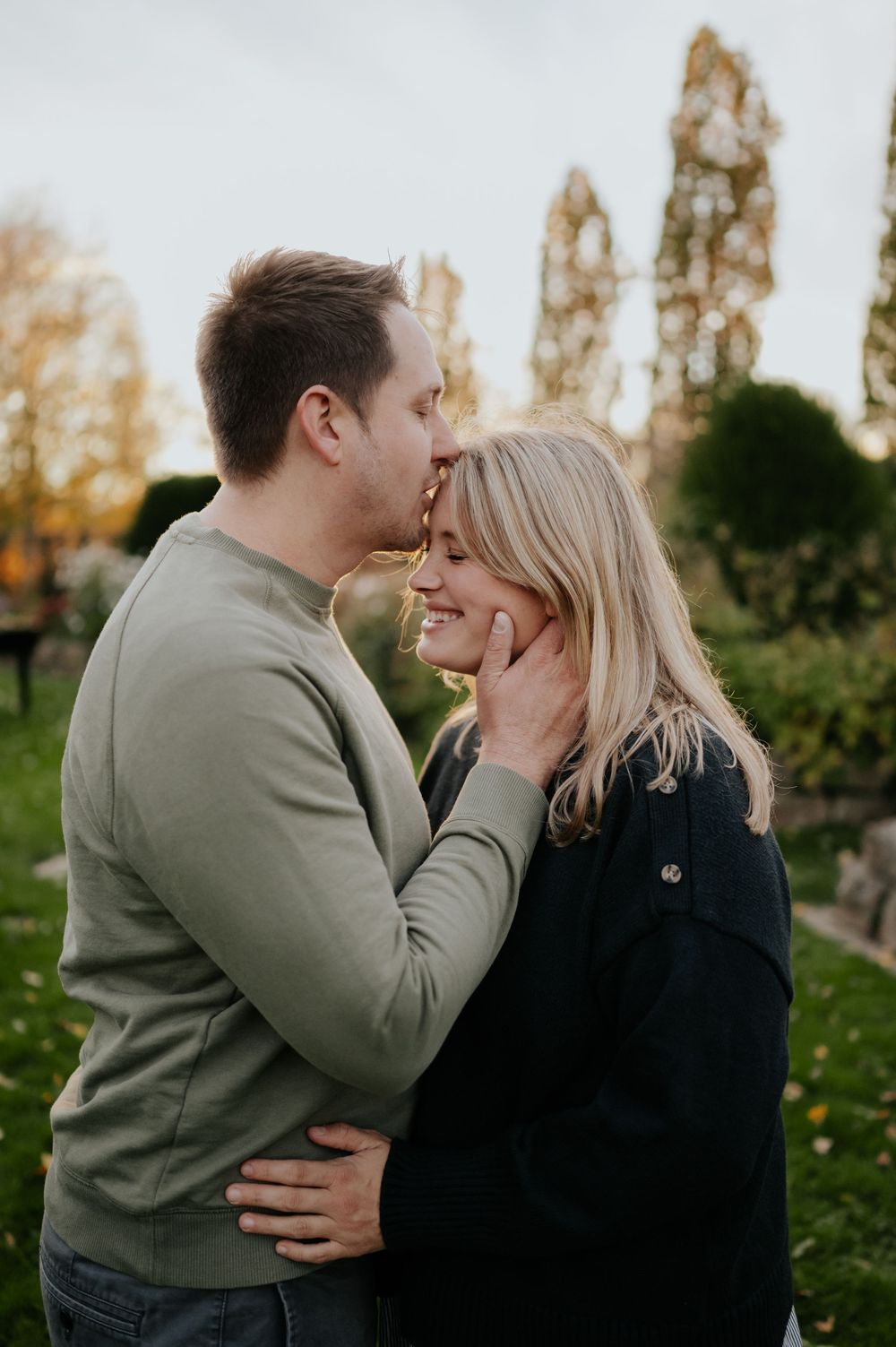 Ein romantisches Paar teilt zärtliche Momente in einer Fotoserie, die im Freien während der goldenen Stunde aufgenommen wurde.