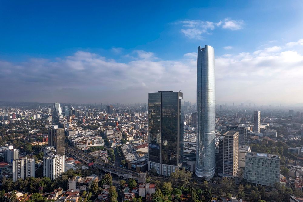 Fotografía arquitectónica con dron, de fachadas y rascacielos corporativos en la CDMX. Obra visual por el equipo TERRACIELO.
