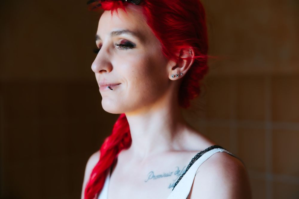 Artistic profile portraits in a dark moody setting. Domaine des sources photographe de mariage