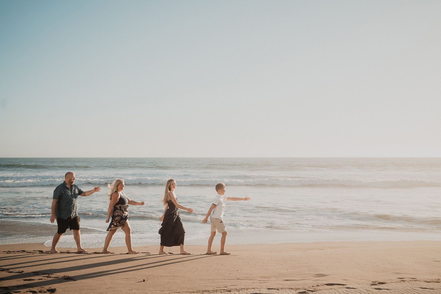 Sesión familiar en playa en Mazatlán al atardecer | Family photographer in Mazatlán