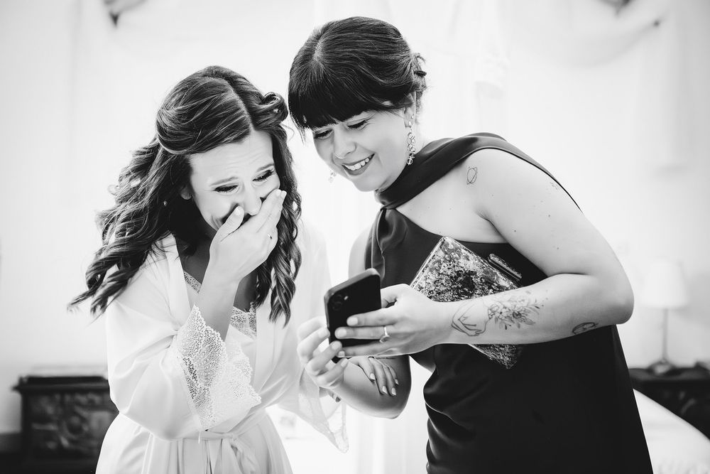 Novia emocionada junto a una amiga durante los preparativos de una boda en Asturias
