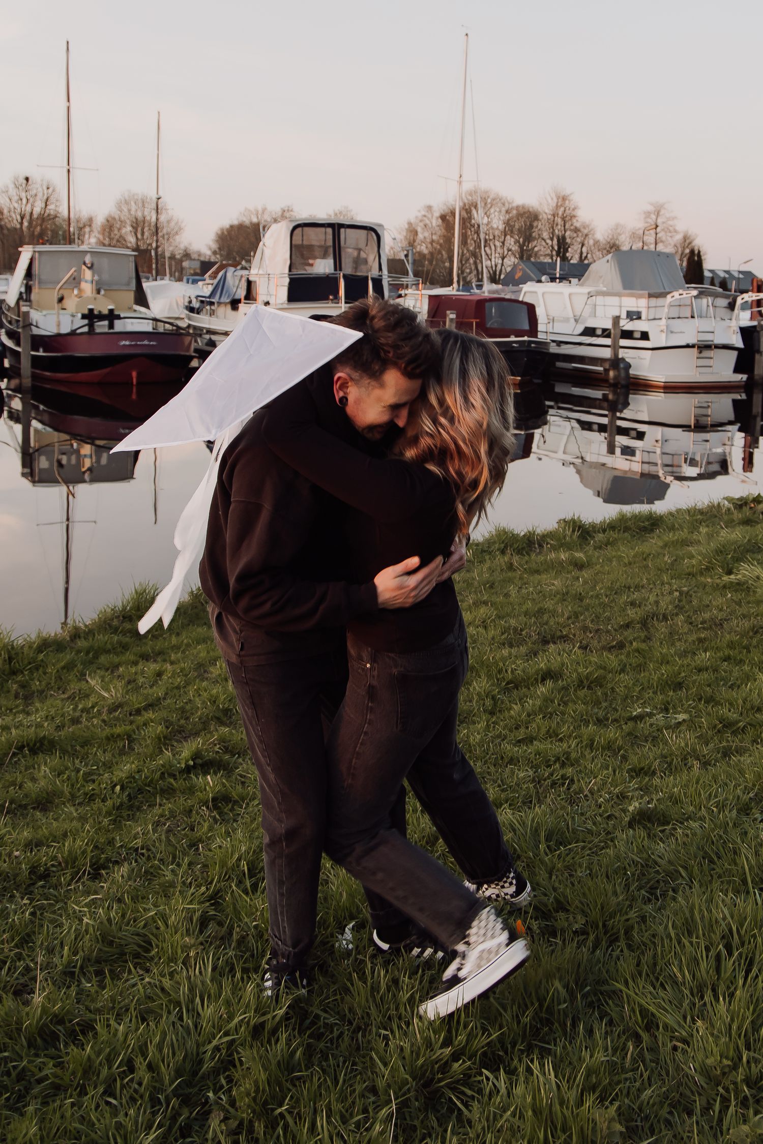 Couple photoshoot in Woerden featuring beautiful light, natural poses and romantic scenery.