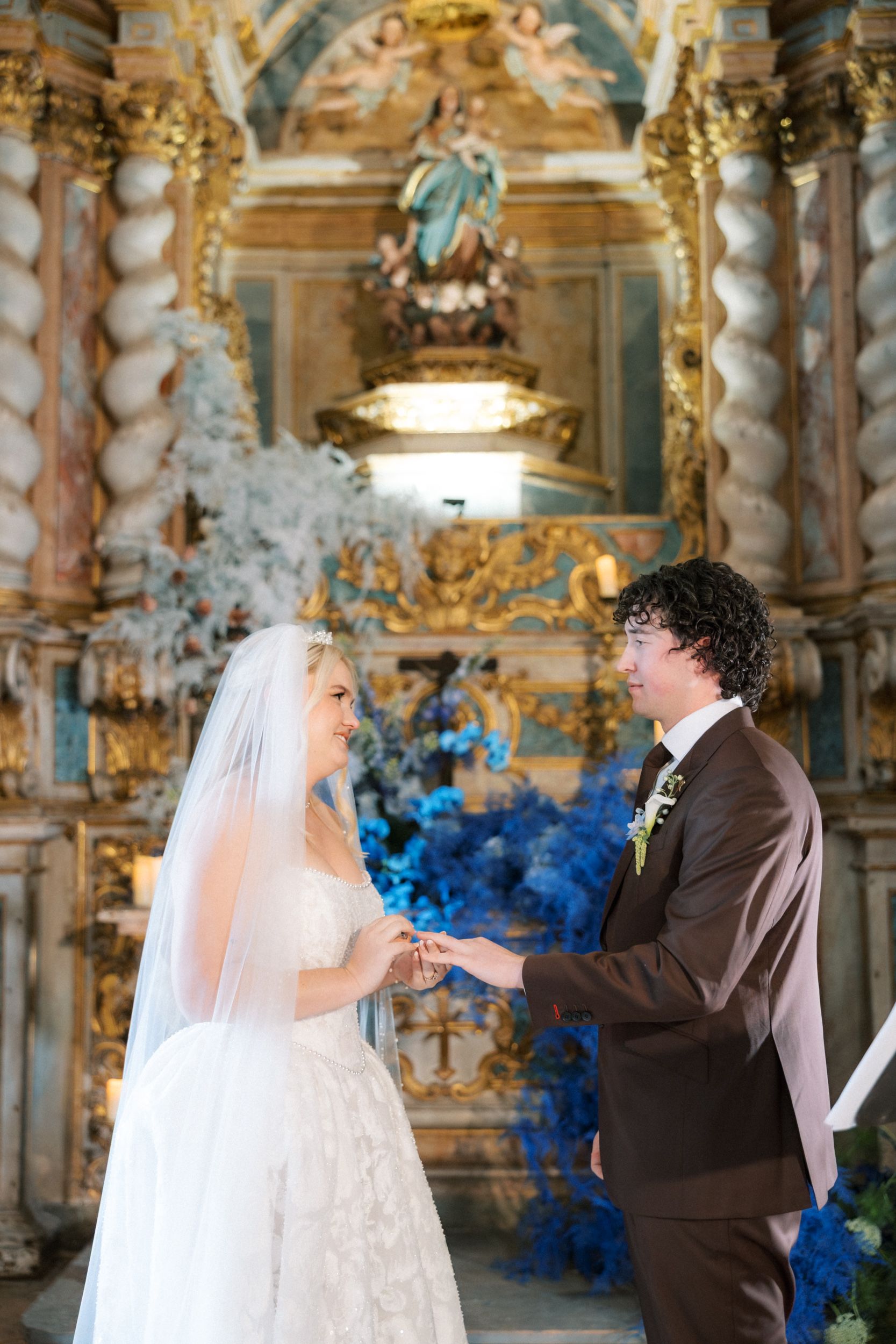 Intimate wedding celebration inside Quinta do Torneiro chapel