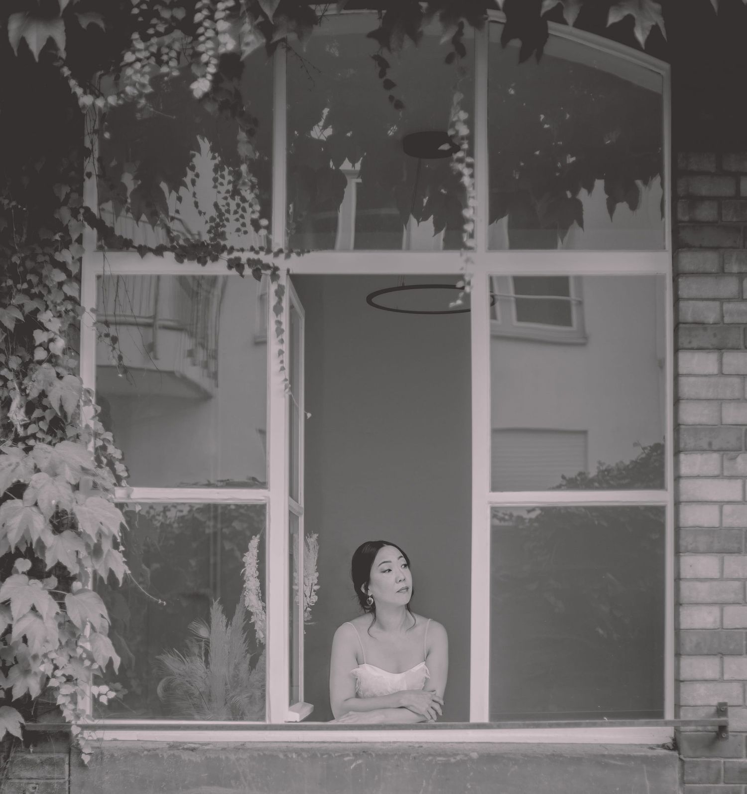 IL Photography Hochzeitsbegleitung window blackandwhite