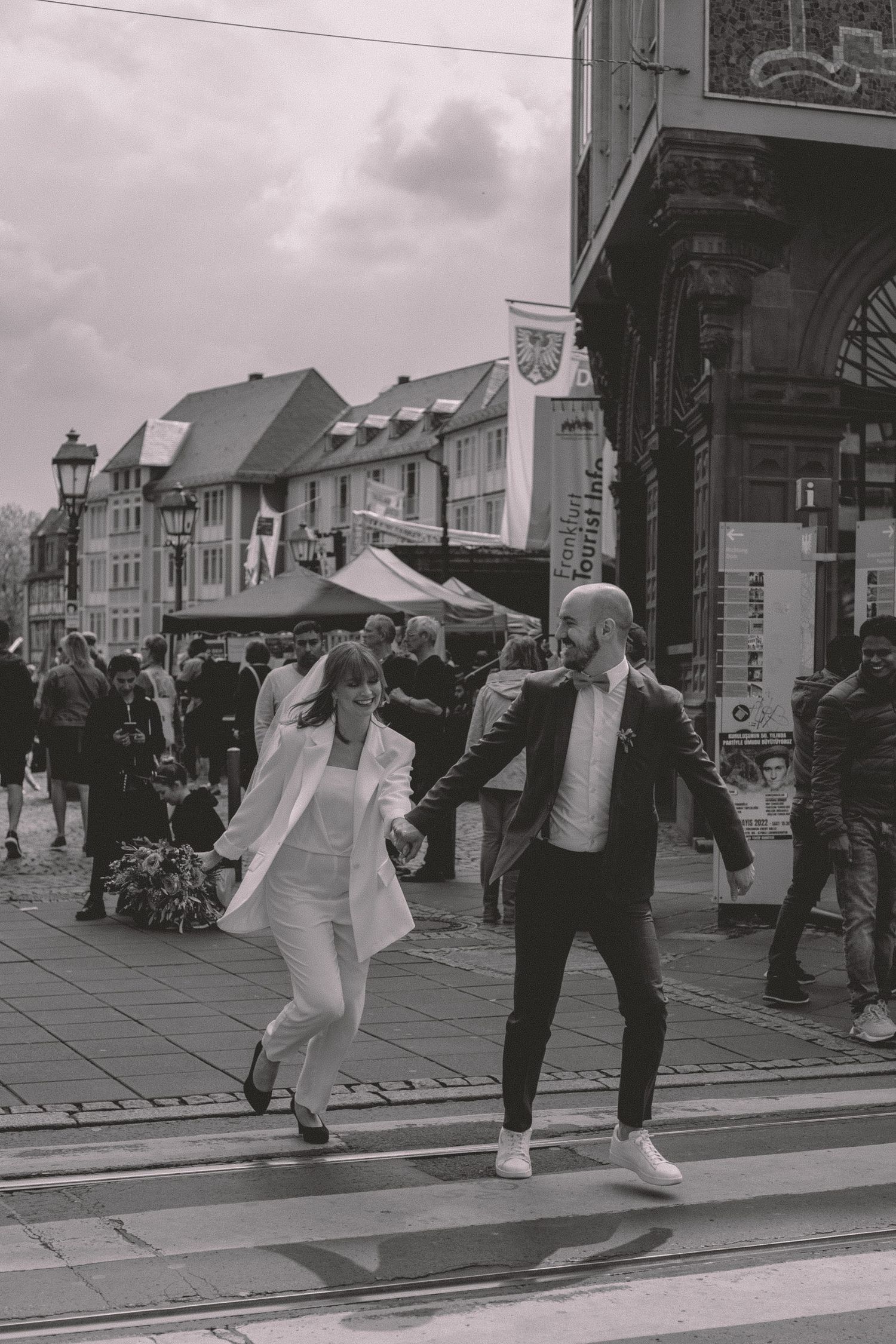 IL Photography Hochzeitsbegleitung Amelie & Christian running crosswalk