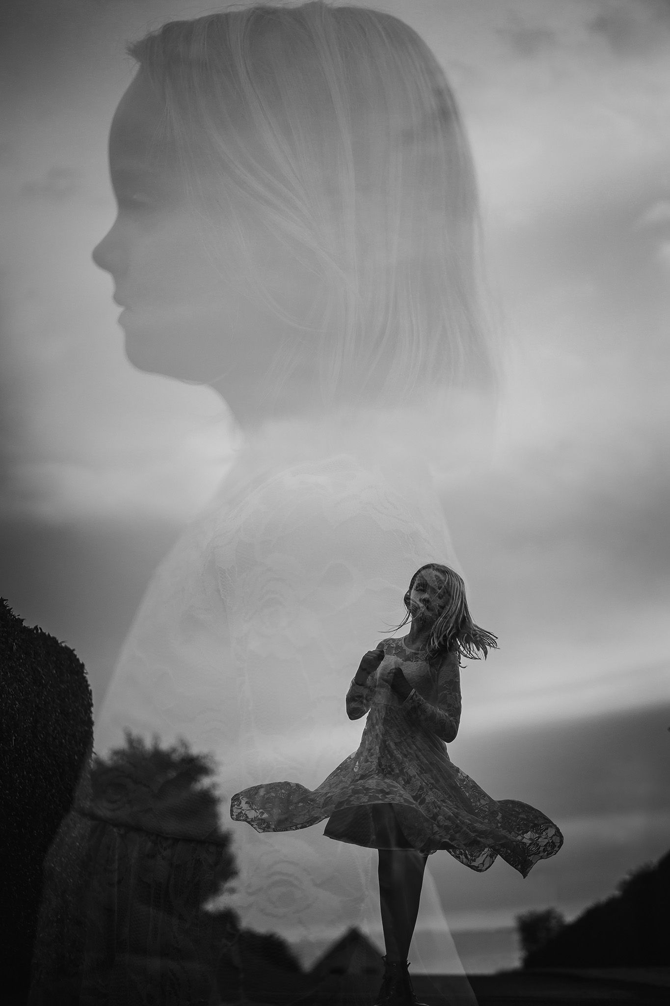 En serie sort-hvide silhuetter, der viser en figur i en flydende kjole, der bevæger sig mod en dramatisk, skyet himmel. Familiefotograf Fyn