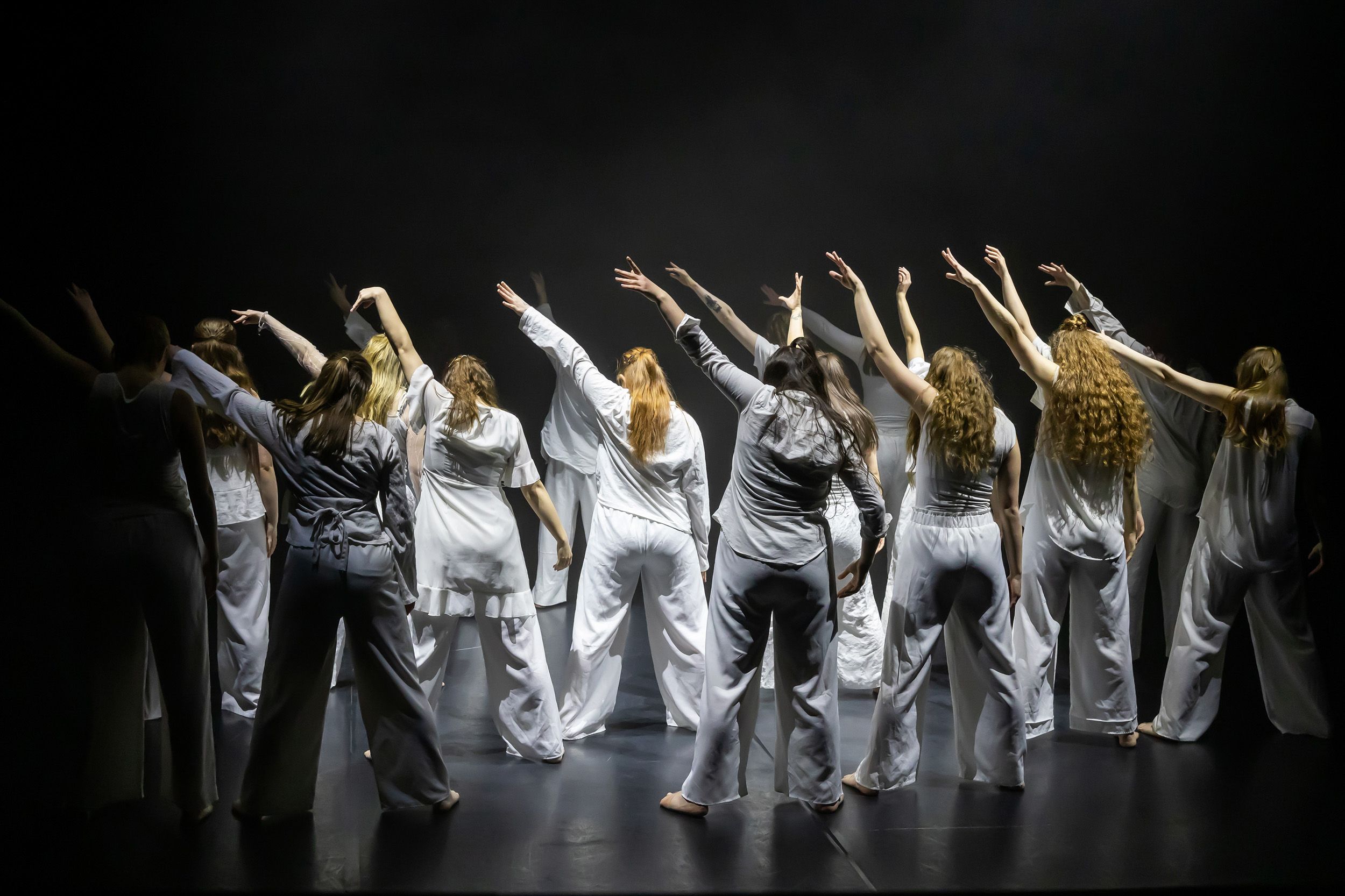 Dans vid KAU (Dansåret och danspedagogiska året på Karlstads universitet) Vårshow 2026 med Systerskap av Karin Lilja. Fotograf Rebecca Nordi