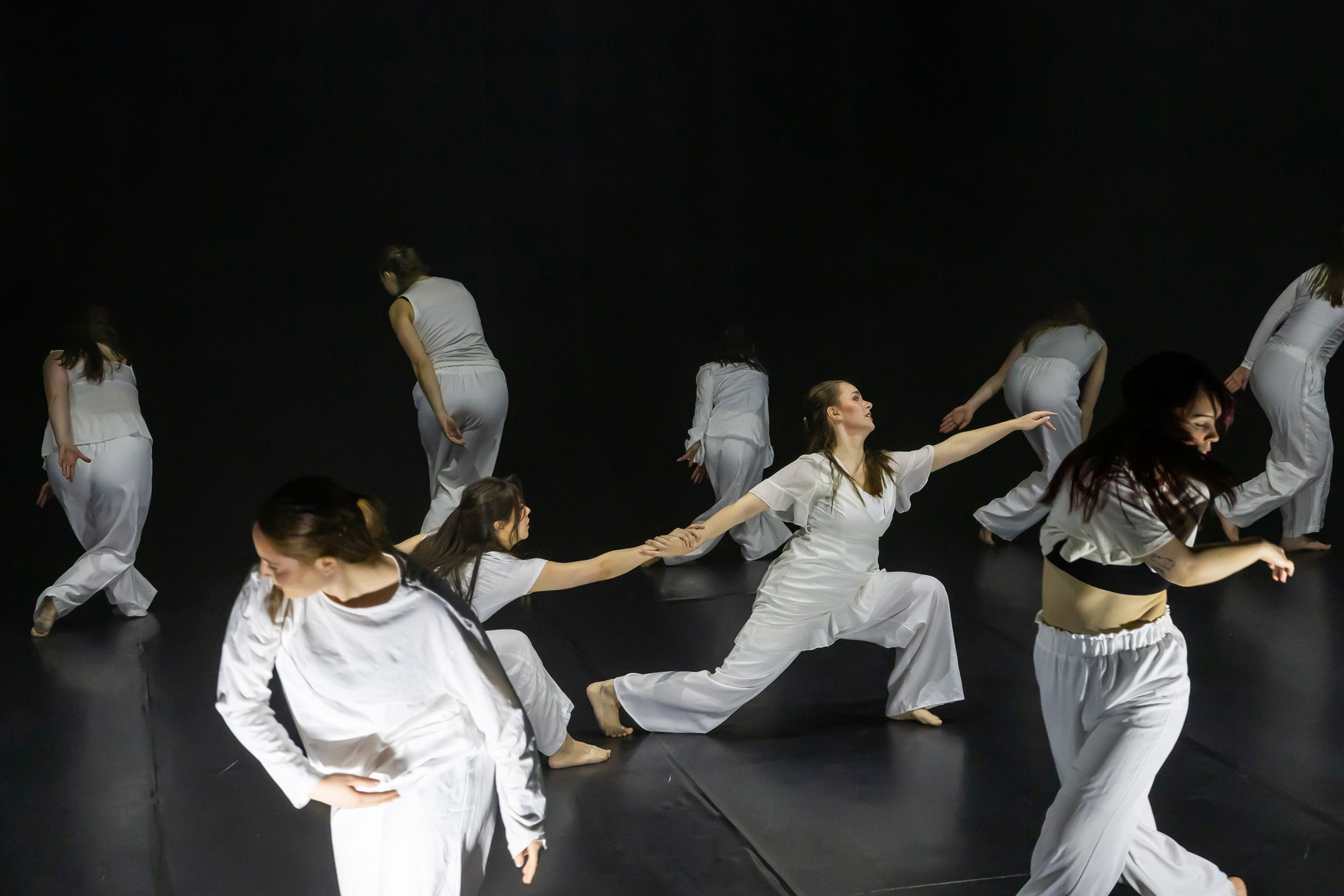 Dans vid KAU (Dansåret och danspedagogiska året på Karlstads universitet) Vårshow 2026 med Systerskap av Karin Lilja. Fotograf Rebecca Nordi