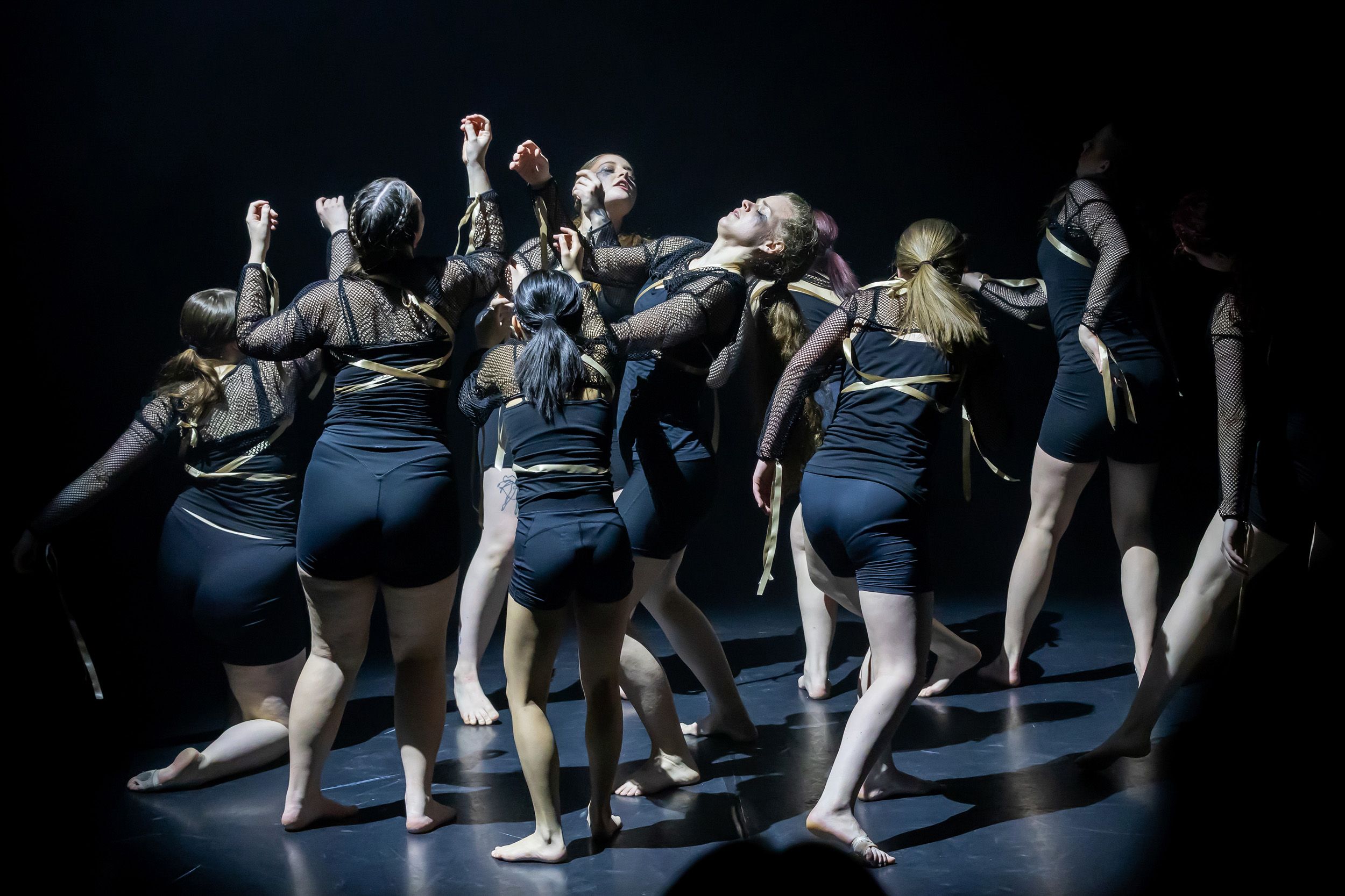 Dans vid KAU (Dansåret och danspedagogiska året på Karlstads universitet) Vårshow 2026 med Systerskap av Karin Lilja. Fotograf Rebecca Nordi
