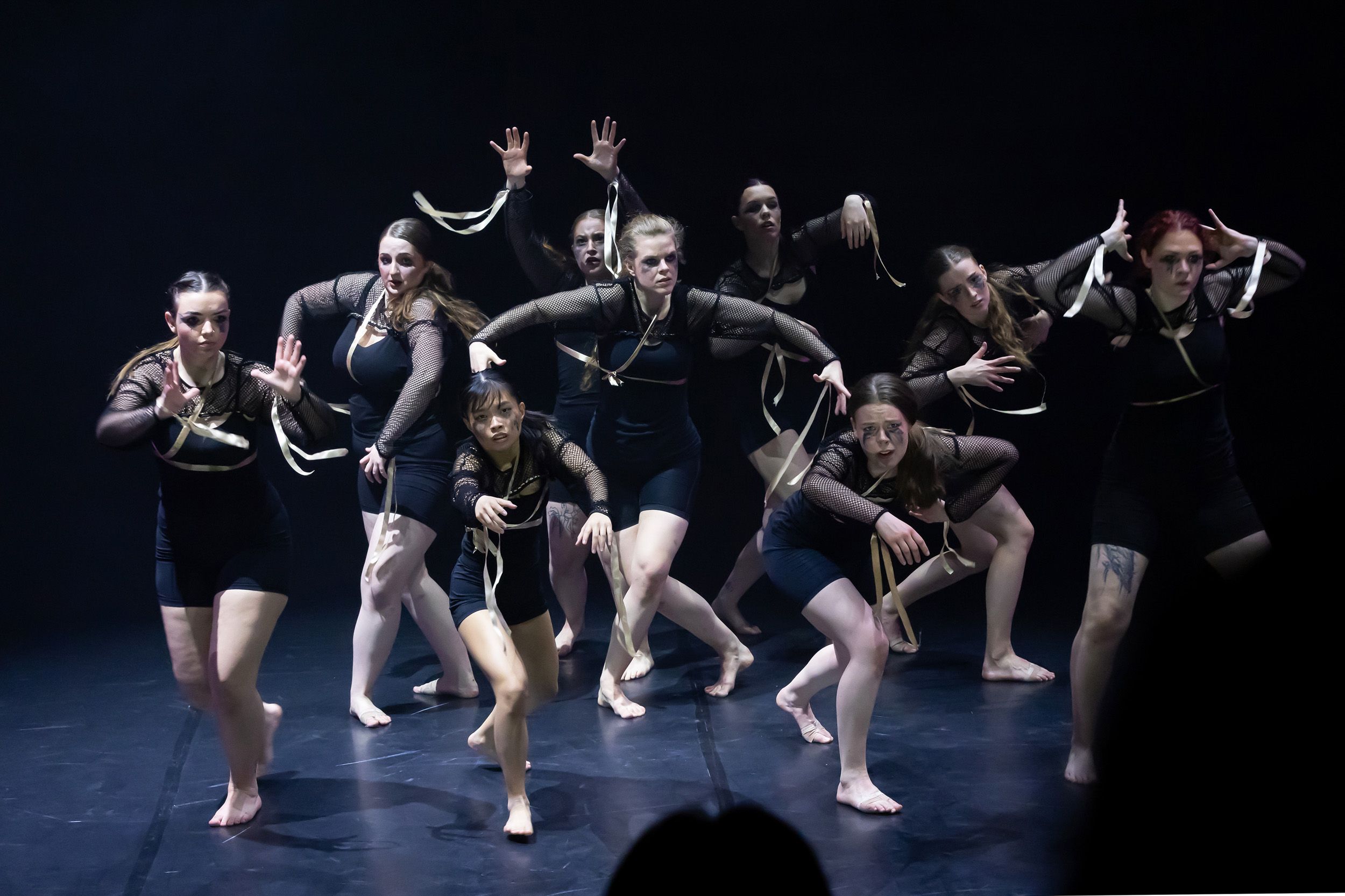 Dans vid KAU (Dansåret och danspedagogiska året på Karlstads universitet) Vårshow 2026 med Systerskap av Karin Lilja. Fotograf Rebecca Nordi