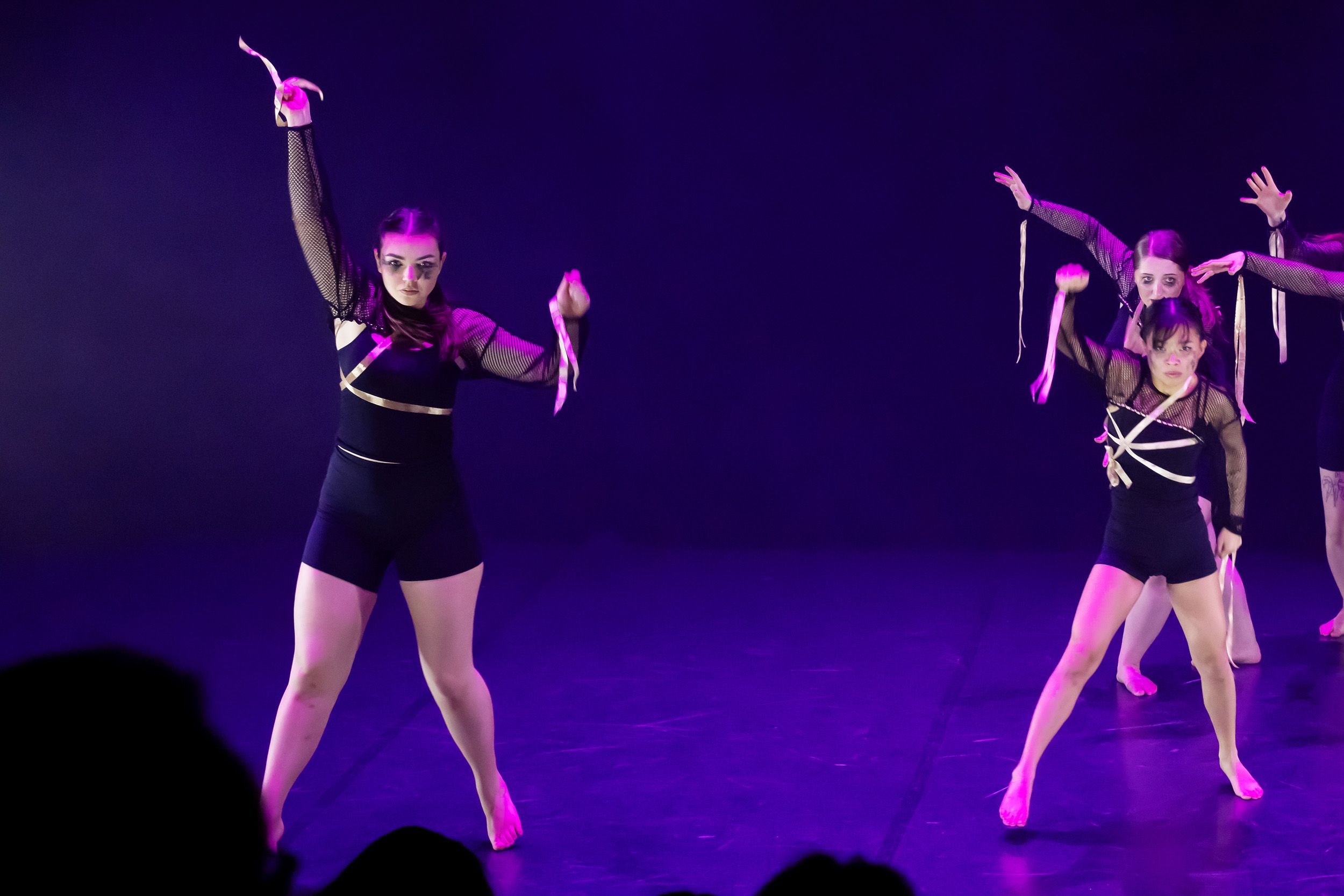 Dans vid KAU (Dansåret och danspedagogiska året på Karlstads universitet) Vårshow 2026 med Systerskap av Karin Lilja. Fotograf Rebecca Nordi