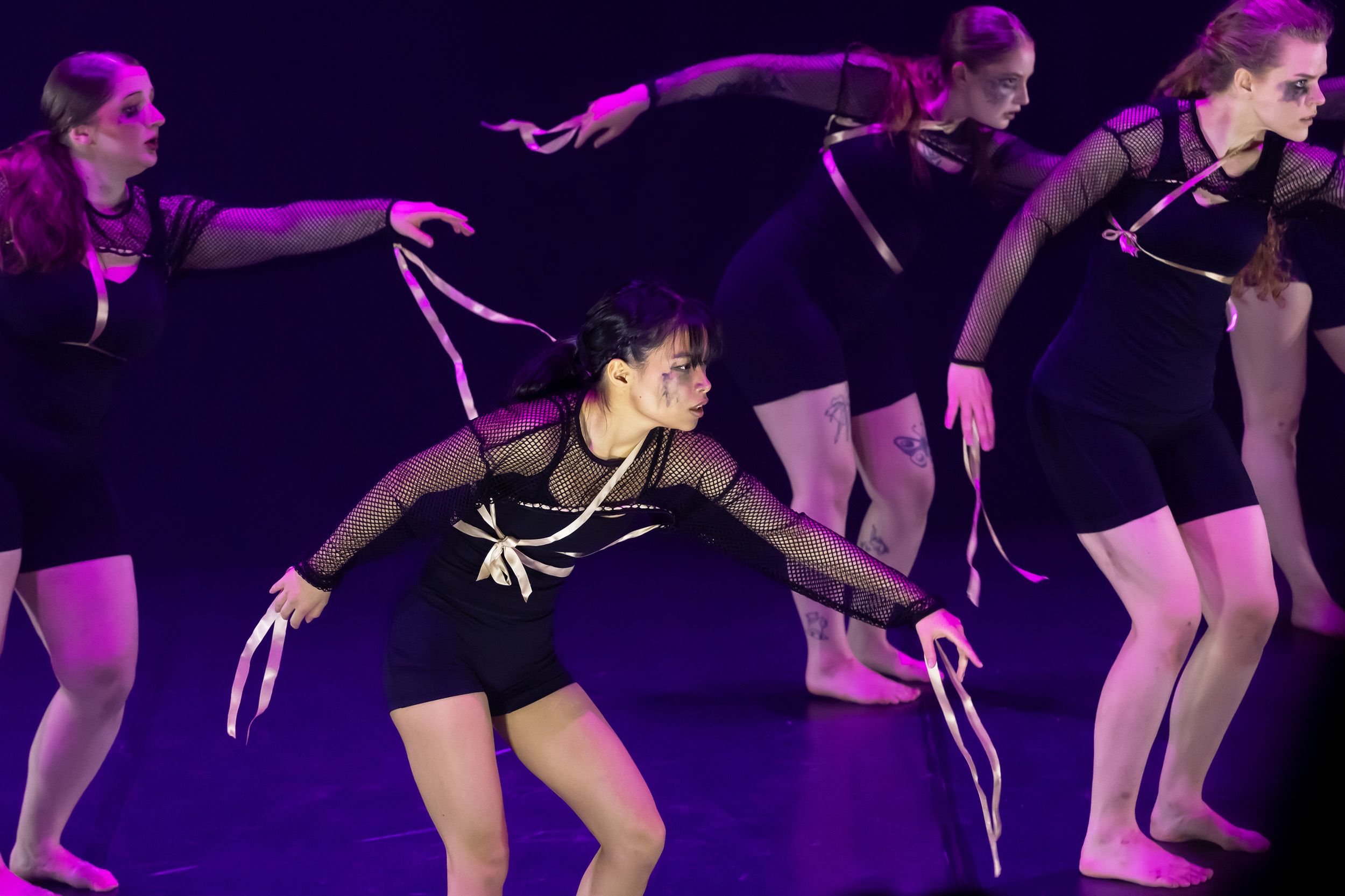 Dans vid KAU (Dansåret och danspedagogiska året på Karlstads universitet) Vårshow 2026 med Systerskap av Karin Lilja. Fotograf Rebecca Nordi