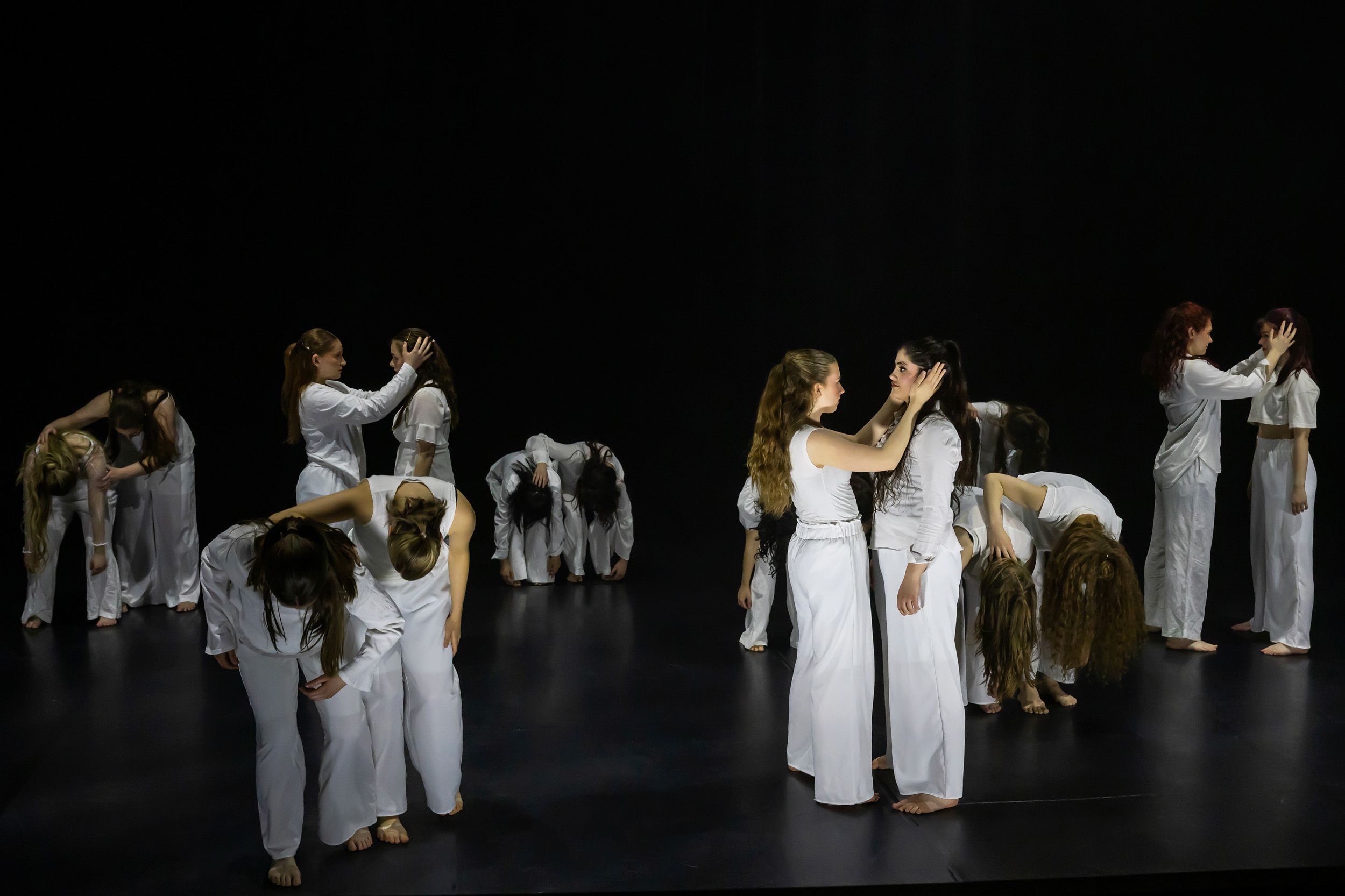 Dans vid KAU (Dansåret och danspedagogiska året på Karlstads universitet) Vårshow 2026 med Systerskap av Karin Lilja. Fotograf Rebecca Nordi