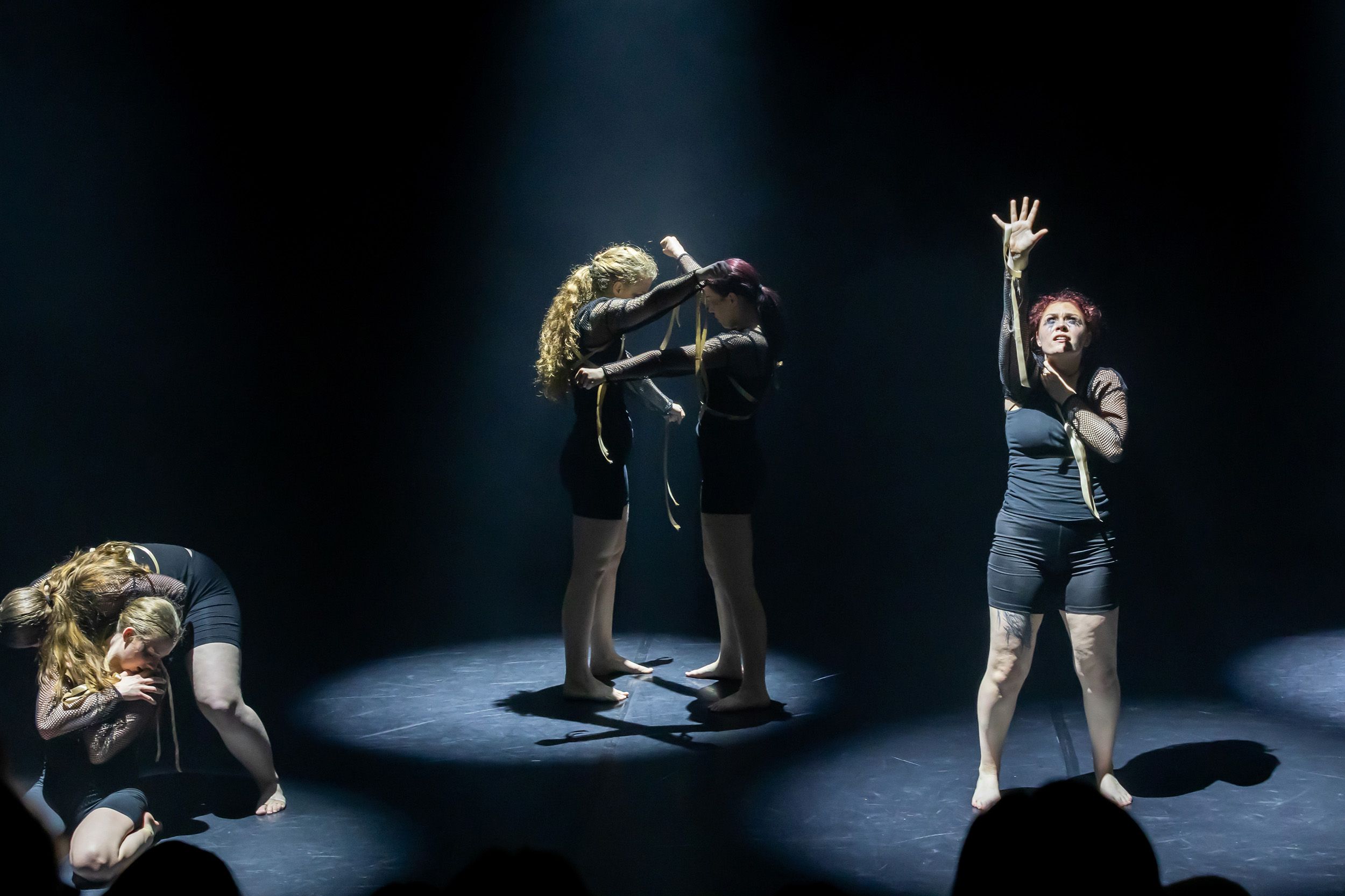 Dans vid KAU (Dansåret och danspedagogiska året på Karlstads universitet) Vårshow 2026 med Systerskap av Karin Lilja. Fotograf Rebecca Nordi