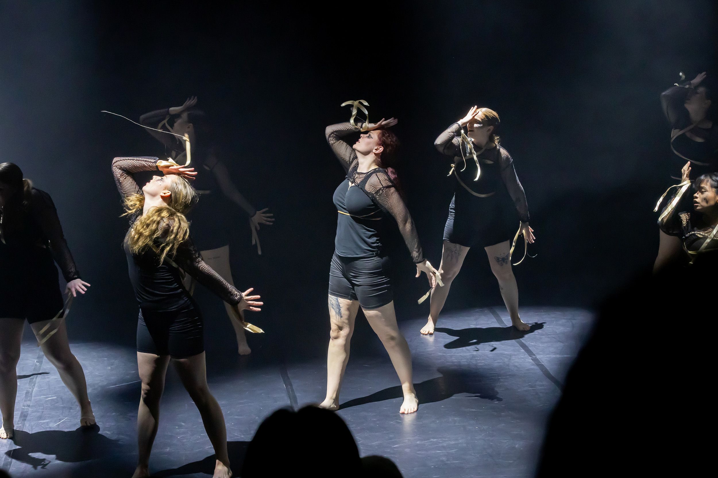 Dans vid KAU (Dansåret och danspedagogiska året på Karlstads universitet) Vårshow 2026 med Systerskap av Karin Lilja. Fotograf Rebecca Nordi