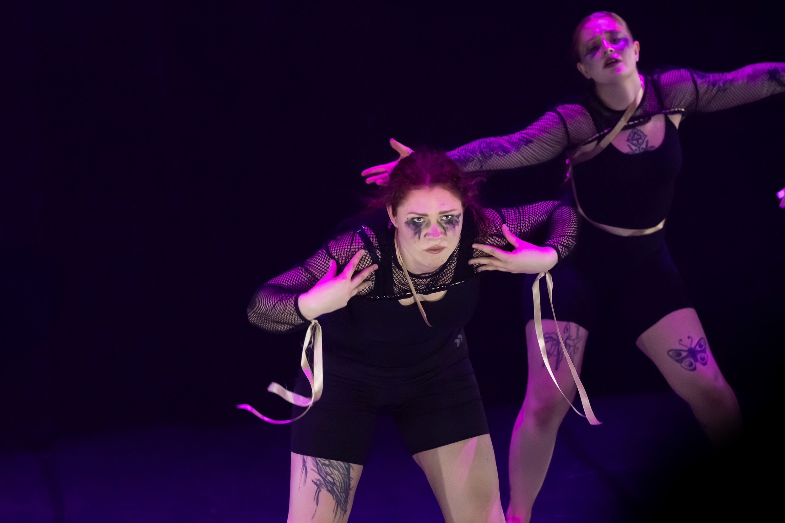Dans vid KAU (Dansåret och danspedagogiska året på Karlstads universitet) Vårshow 2026 med Systerskap av Karin Lilja. Fotograf Rebecca Nordi