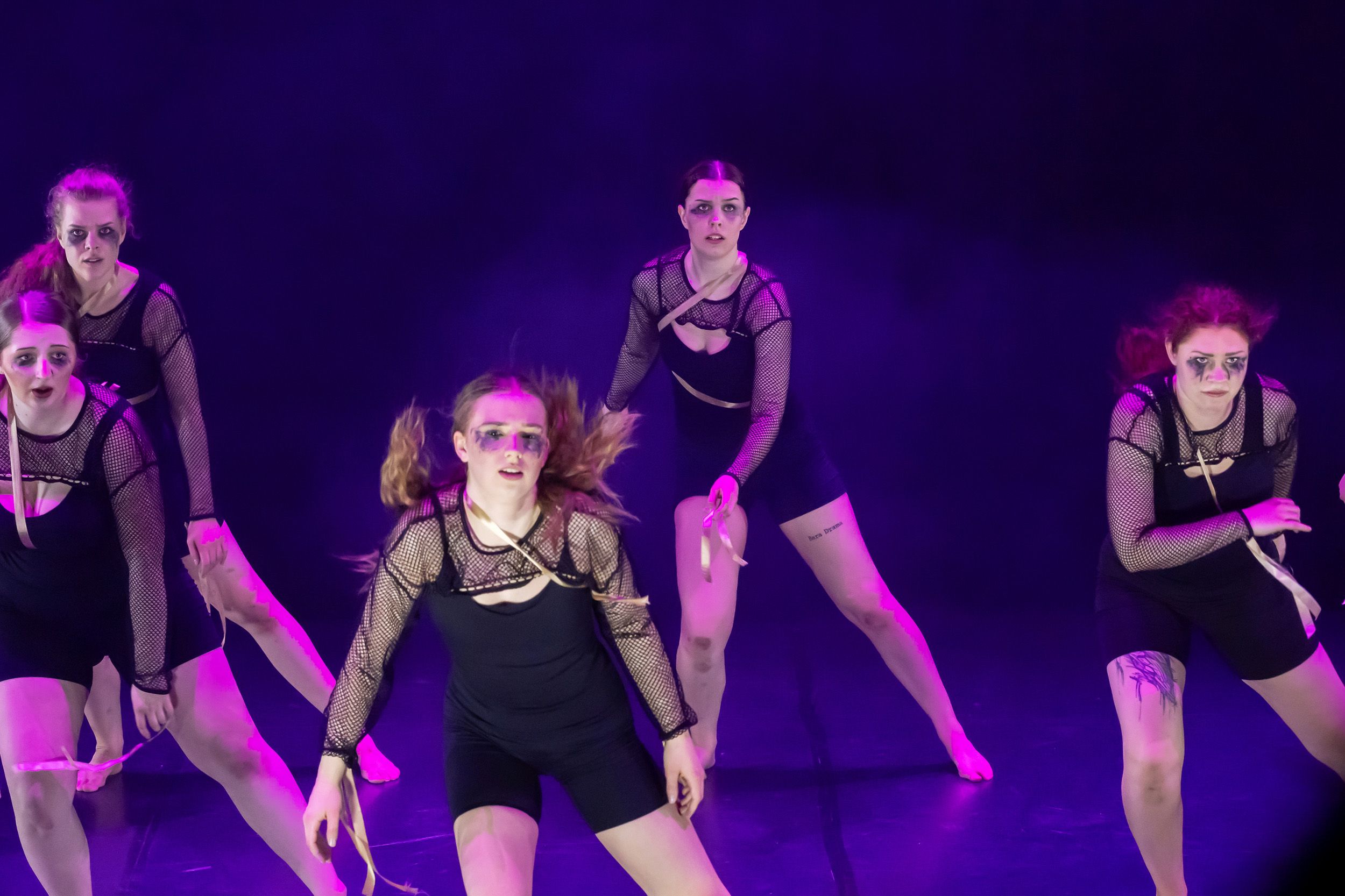 Dans vid KAU (Dansåret och danspedagogiska året på Karlstads universitet) Vårshow 2026 med Systerskap av Karin Lilja. Fotograf Rebecca Nordi