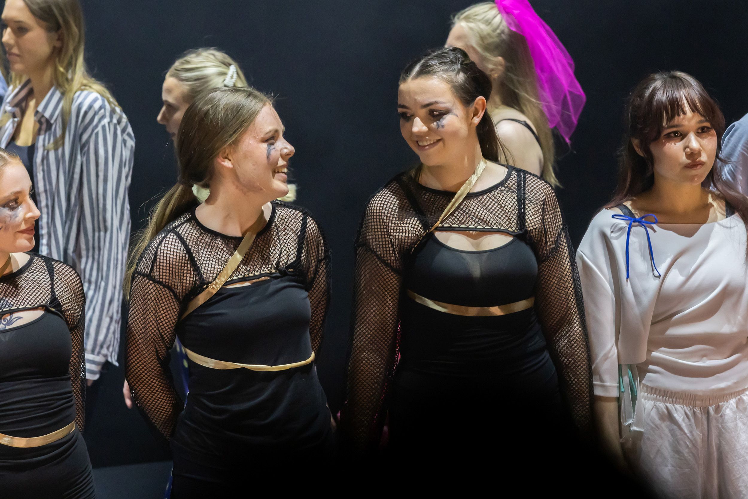 Dans vid KAU (Dansåret och danspedagogiska året på Karlstads universitet) Vårshow 2026 med Systerskap av Karin Lilja. Fotograf Rebecca Nordi
