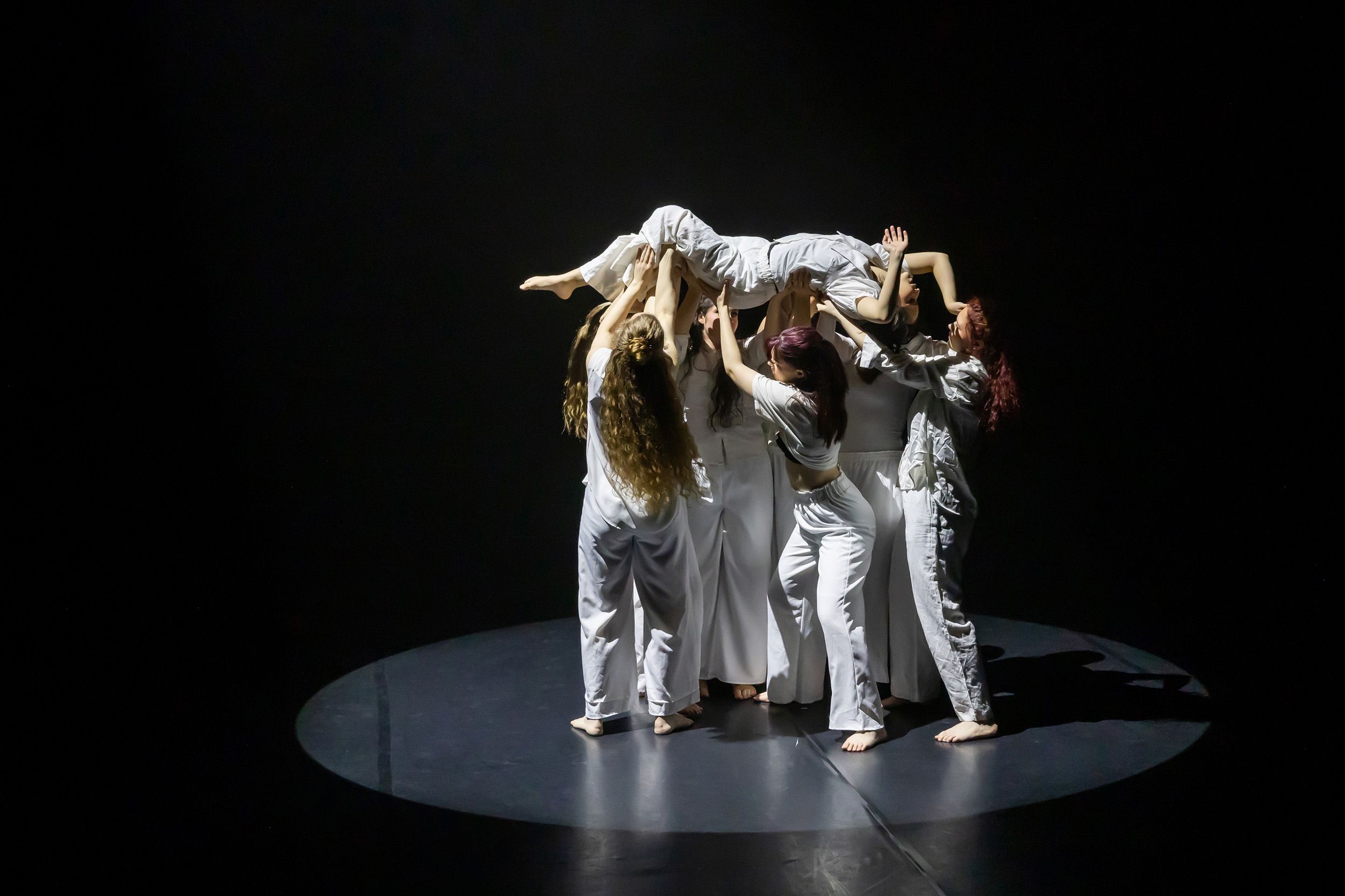 Dans vid KAU (Dansåret och danspedagogiska året på Karlstads universitet) Vårshow 2026 med Systerskap av Karin Lilja. Fotograf Rebecca Nordi