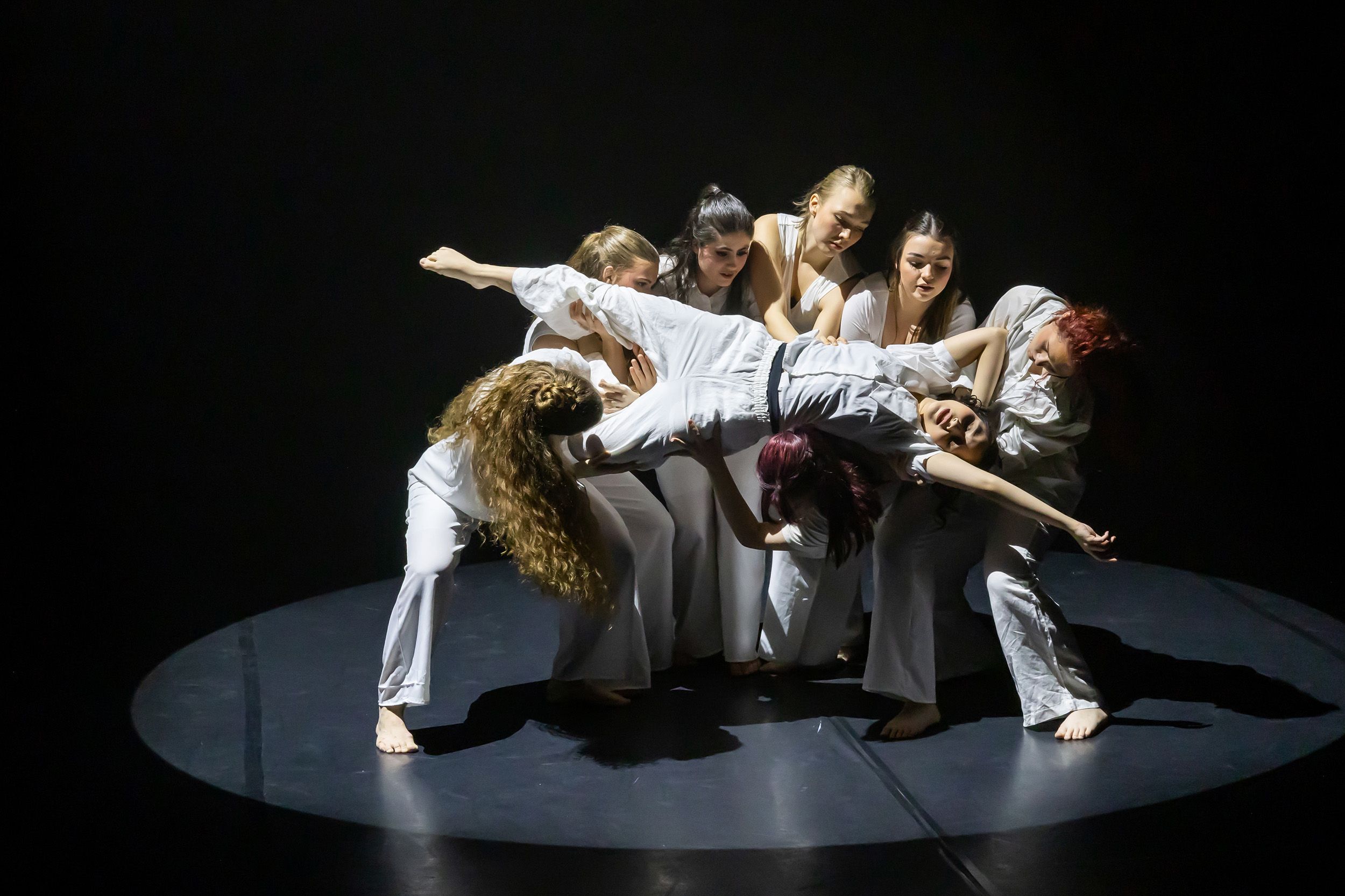 Dans vid KAU (Dansåret och danspedagogiska året på Karlstads universitet) Vårshow 2026 med Systerskap av Karin Lilja. Fotograf Rebecca Nordi