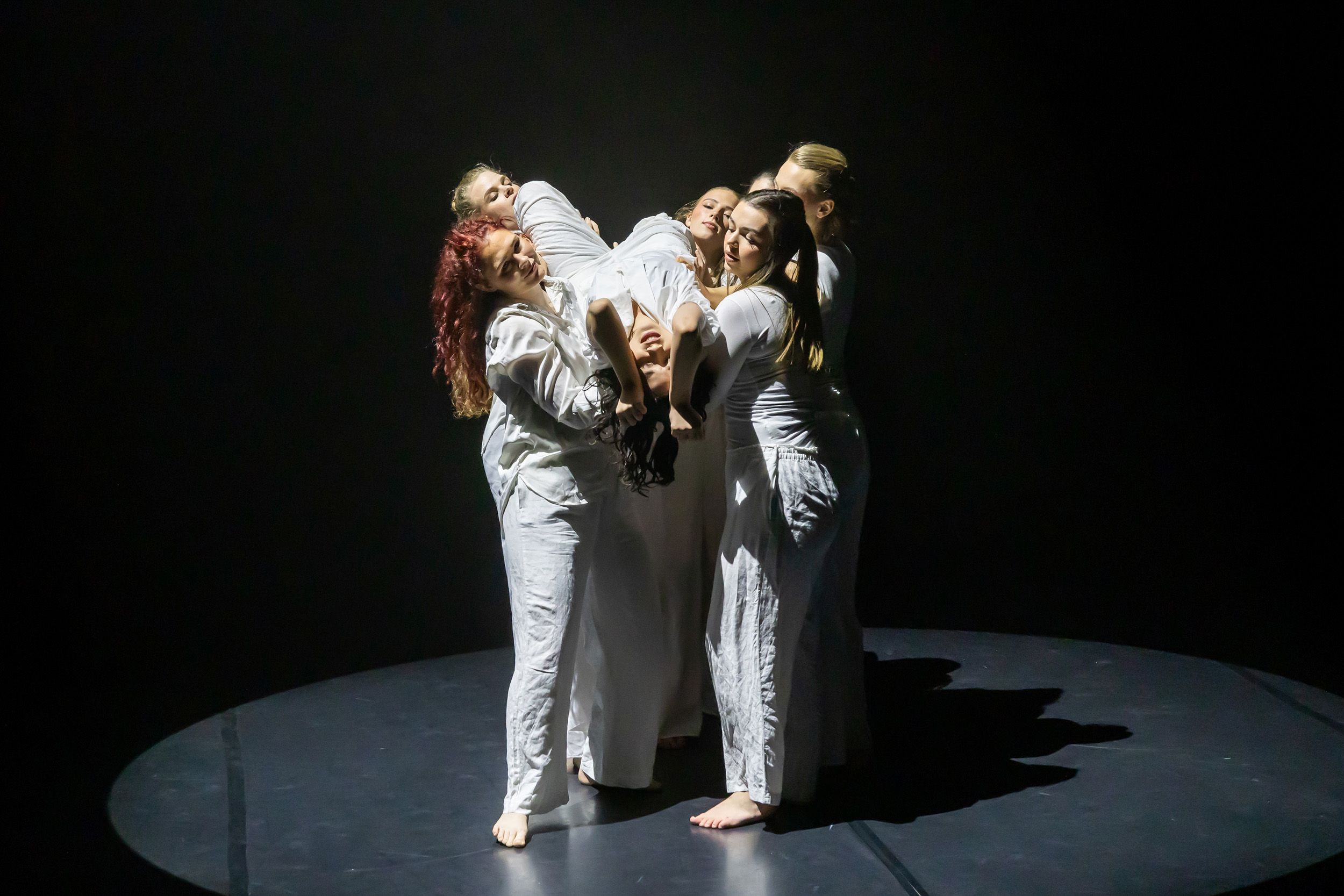 Dans vid KAU (Dansåret och danspedagogiska året på Karlstads universitet) Vårshow 2026 med Systerskap av Karin Lilja. Fotograf Rebecca Nordi