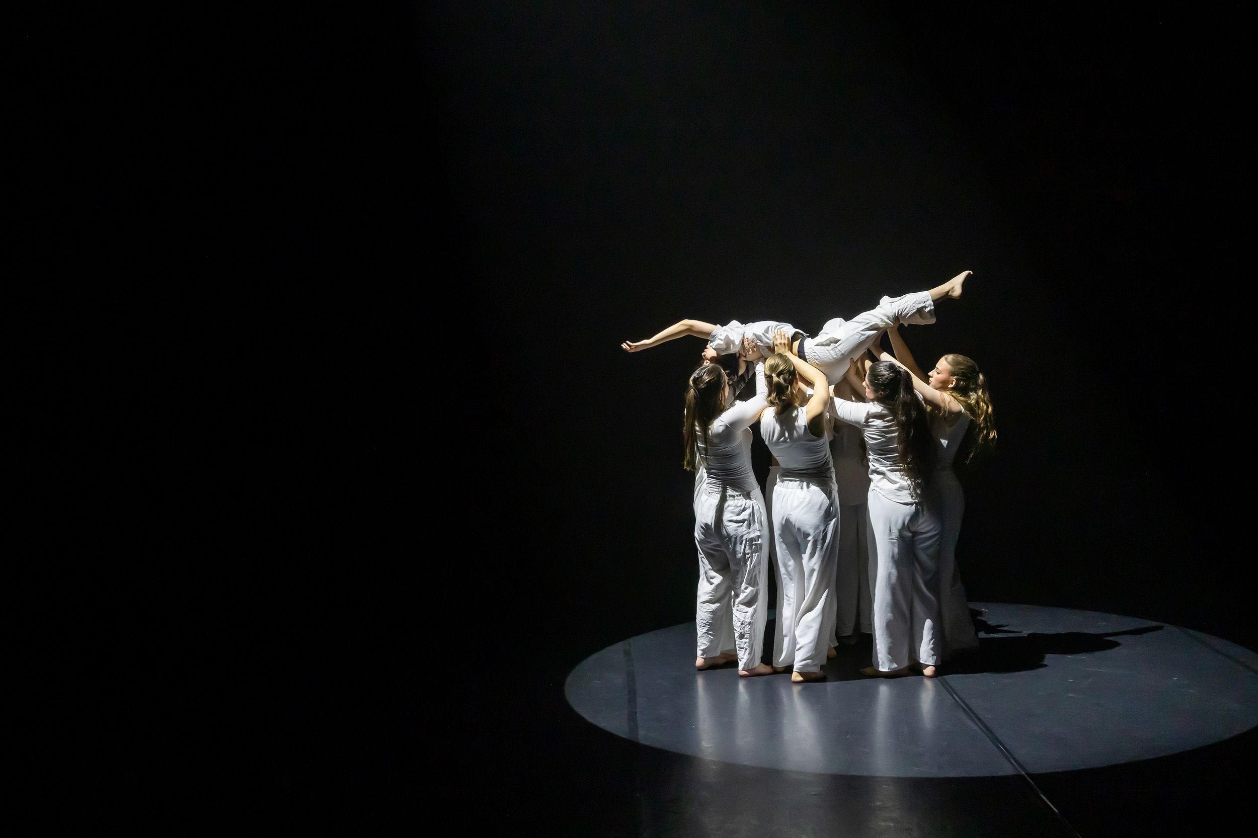 Dans vid KAU (Dansåret och danspedagogiska året på Karlstads universitet) Vårshow 2026 med Systerskap av Karin Lilja. Fotograf Rebecca Nordi