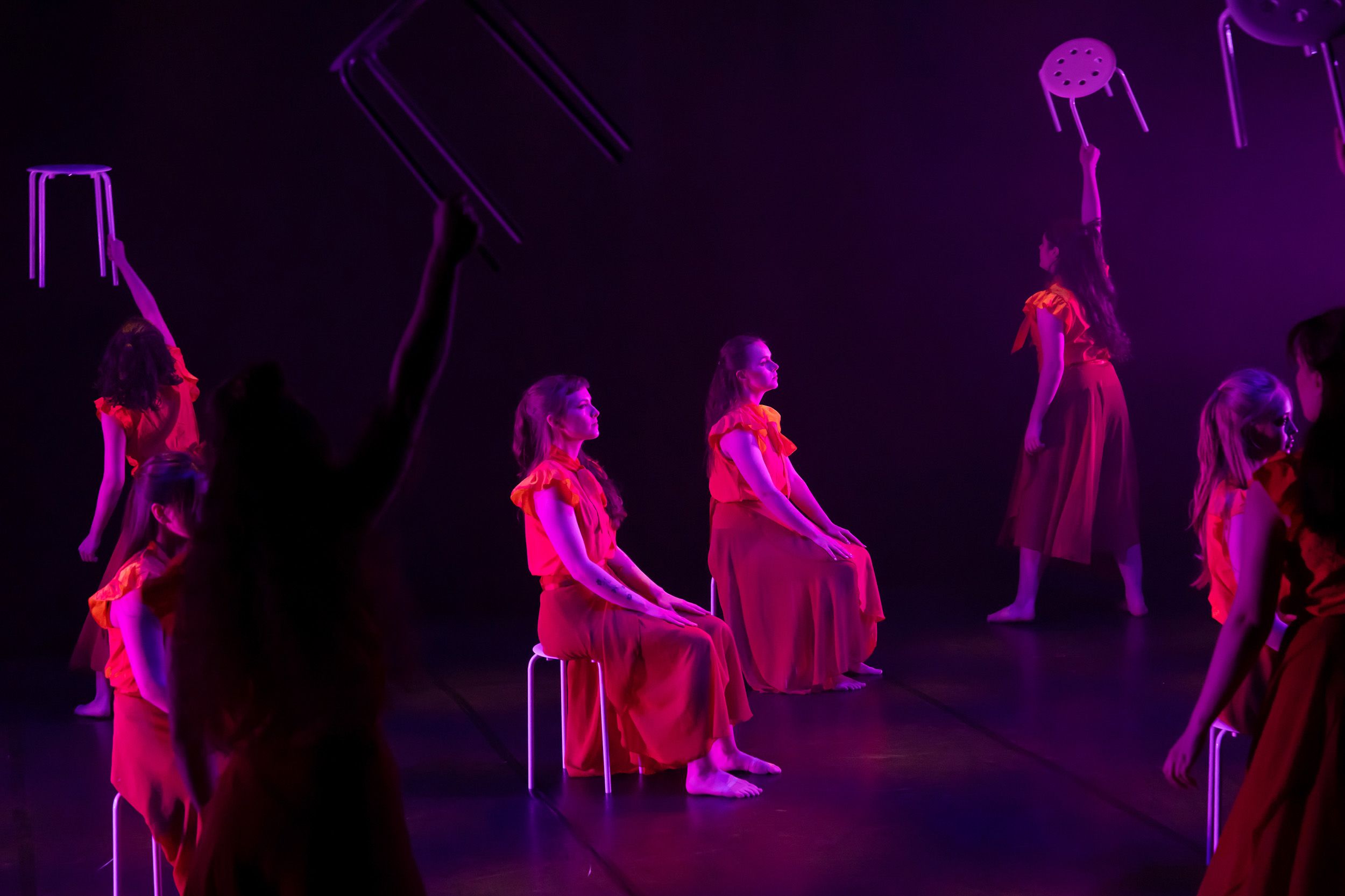 Dans vid KAU (Dansåret och danspedagogiska året på Karlstads universitet) Vårshow 2026 med Systerskap av Karin Lilja. Fotograf Rebecca Nordi