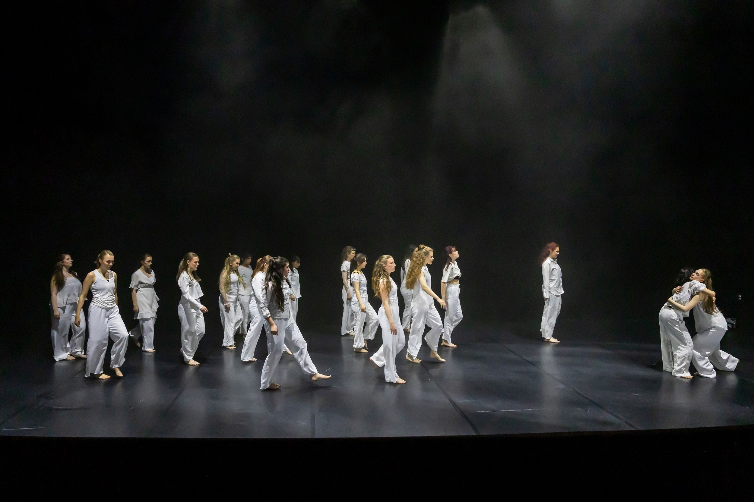 Dans vid KAU (Dansåret och danspedagogiska året på Karlstads universitet) Vårshow 2026 med Systerskap av Karin Lilja. Fotograf Rebecca Nordi