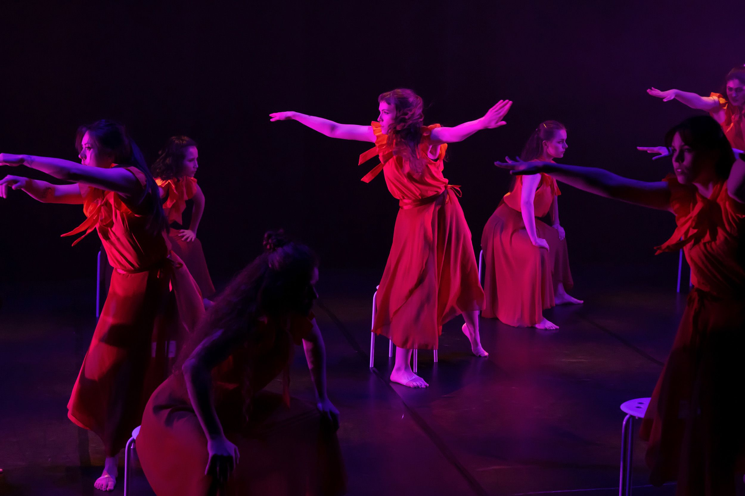 Dans vid KAU (Dansåret och danspedagogiska året på Karlstads universitet) Vårshow 2026 med Systerskap av Karin Lilja. Fotograf Rebecca Nordi