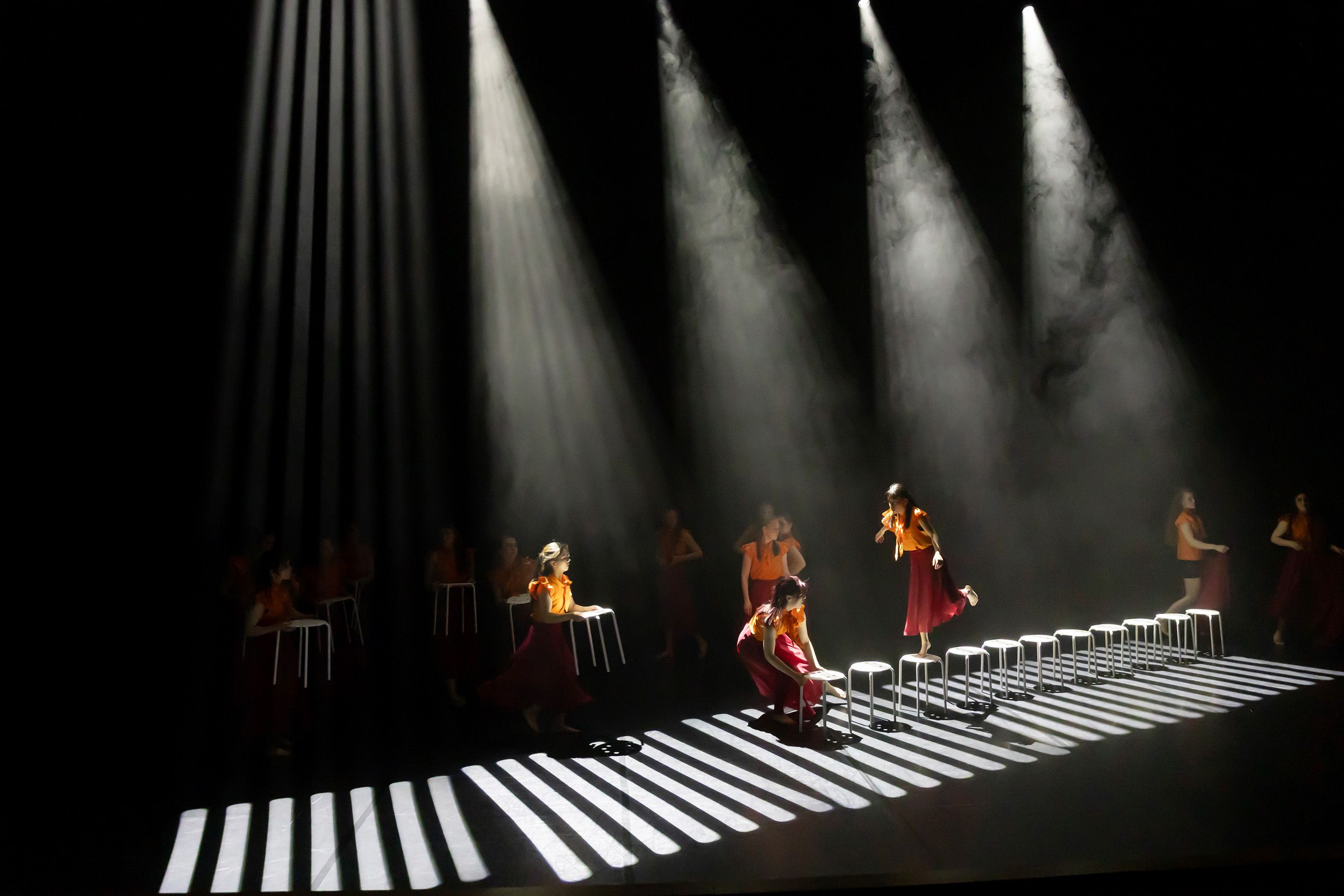 Dans vid KAU (Dansåret och danspedagogiska året på Karlstads universitet) Vårshow 2026 med Systerskap av Karin Lilja. Fotograf Rebecca Nordi