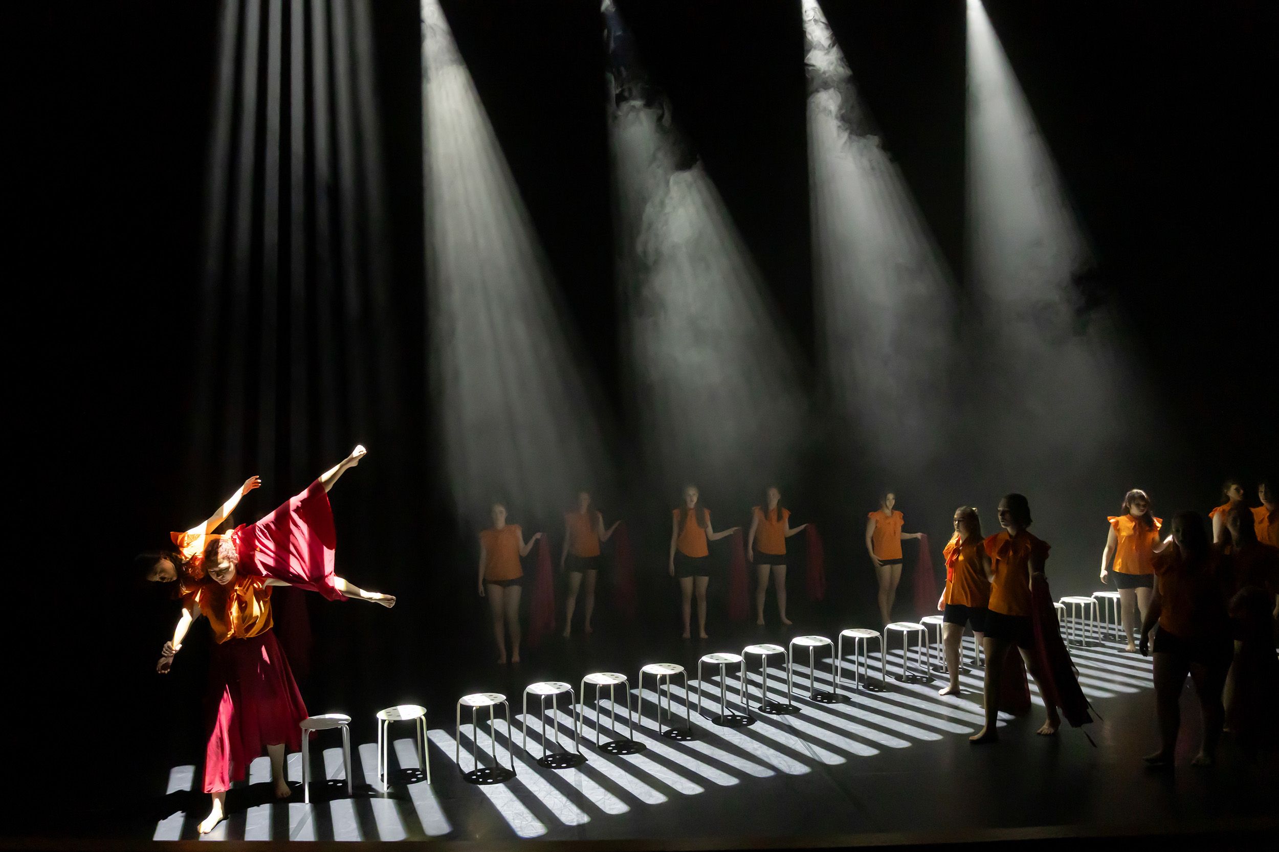 Dans vid KAU (Dansåret och danspedagogiska året på Karlstads universitet) Vårshow 2026 med Systerskap av Karin Lilja. Fotograf Rebecca Nordi