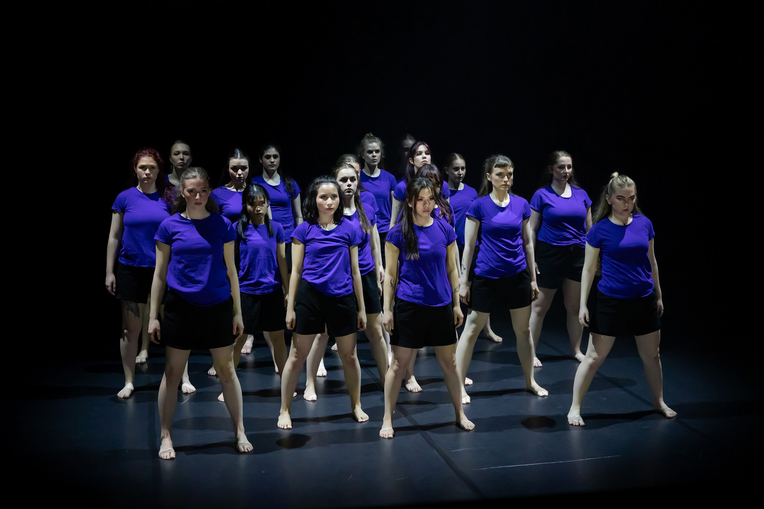 Dans vid KAU (Dansåret och danspedagogiska året på Karlstads universitet) Vårshow 2026 med Systerskap av Karin Lilja. Fotograf Rebecca Nordi