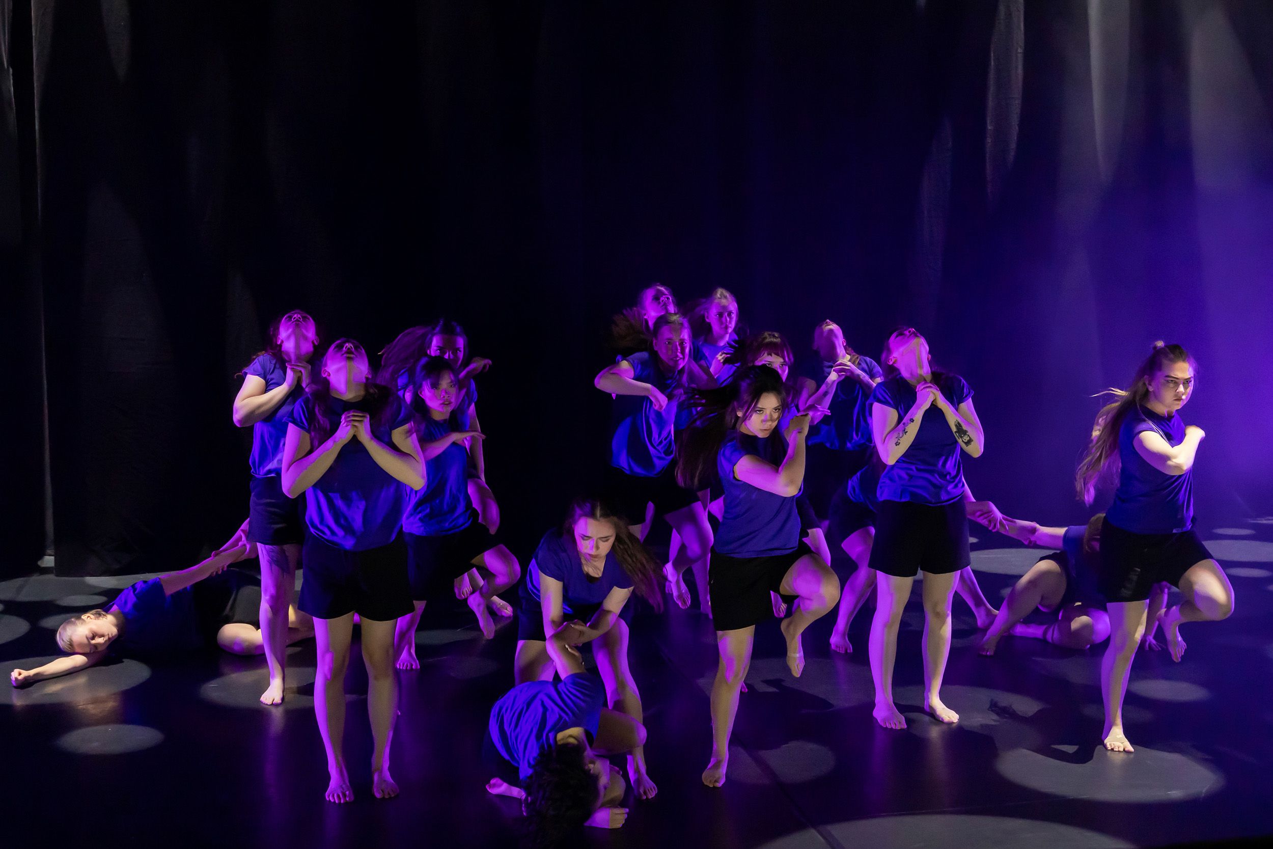Dans vid KAU (Dansåret och danspedagogiska året på Karlstads universitet) Vårshow 2026 med Systerskap av Karin Lilja. Fotograf Rebecca Nordi